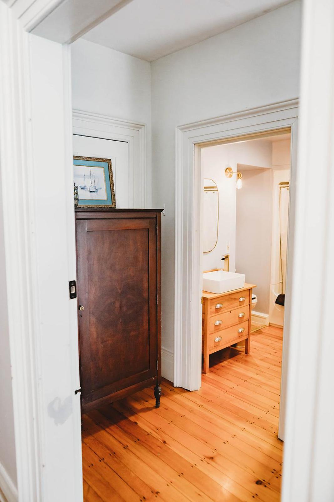 Deluxe Queen Room - Photo 13