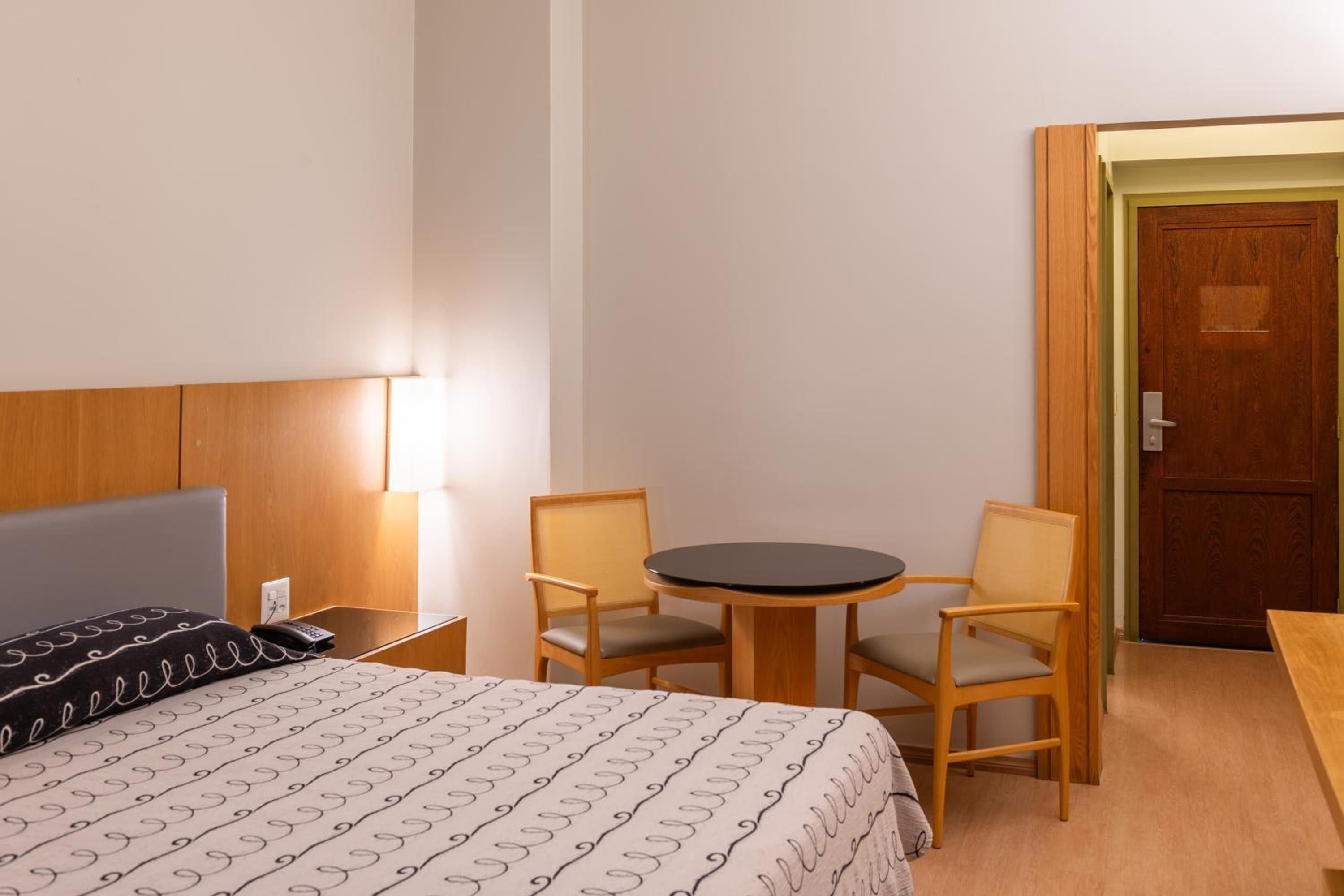 Deluxe King Room - Photo 2