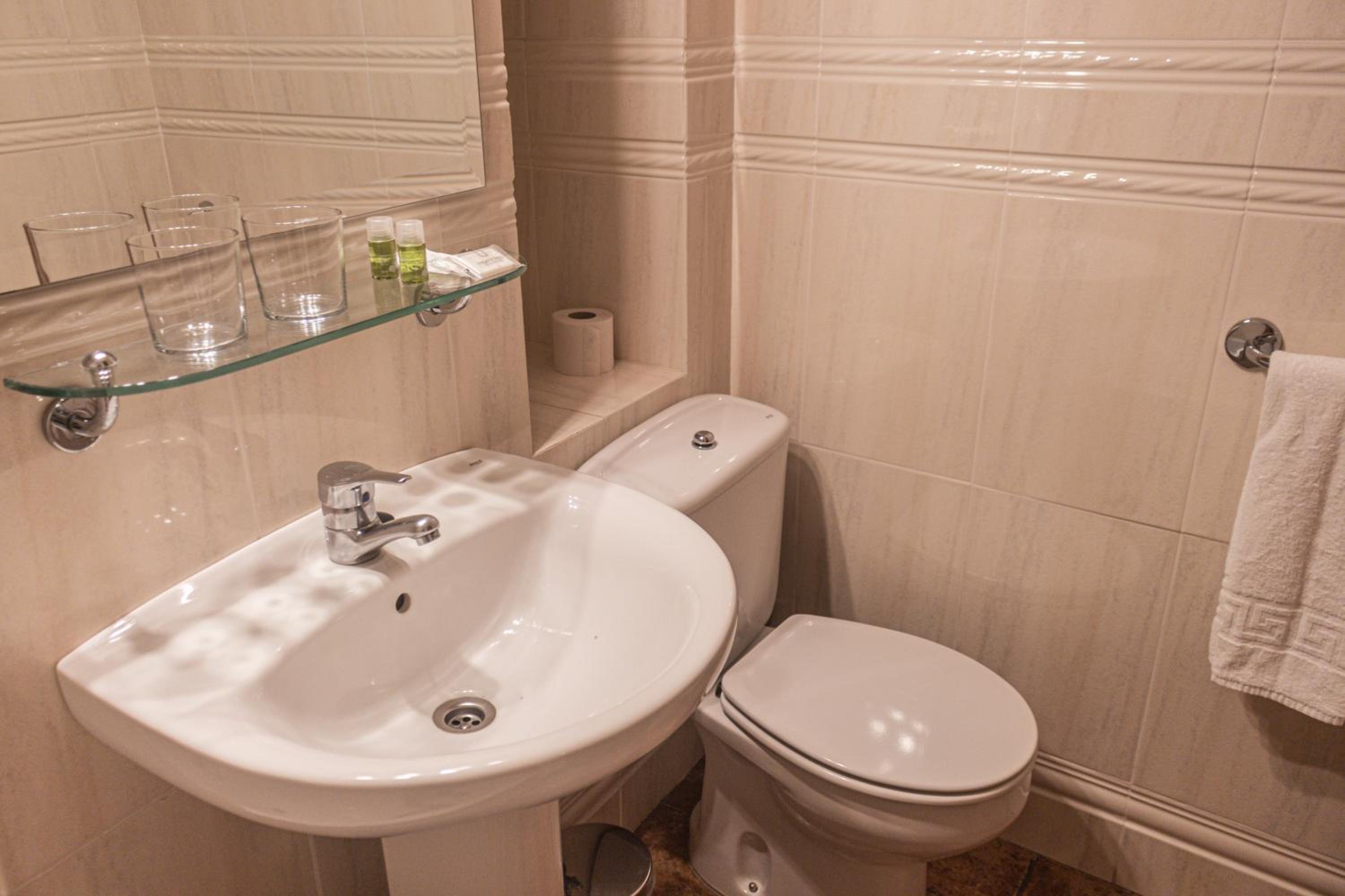 Double Room with Private Bathroom photo 2