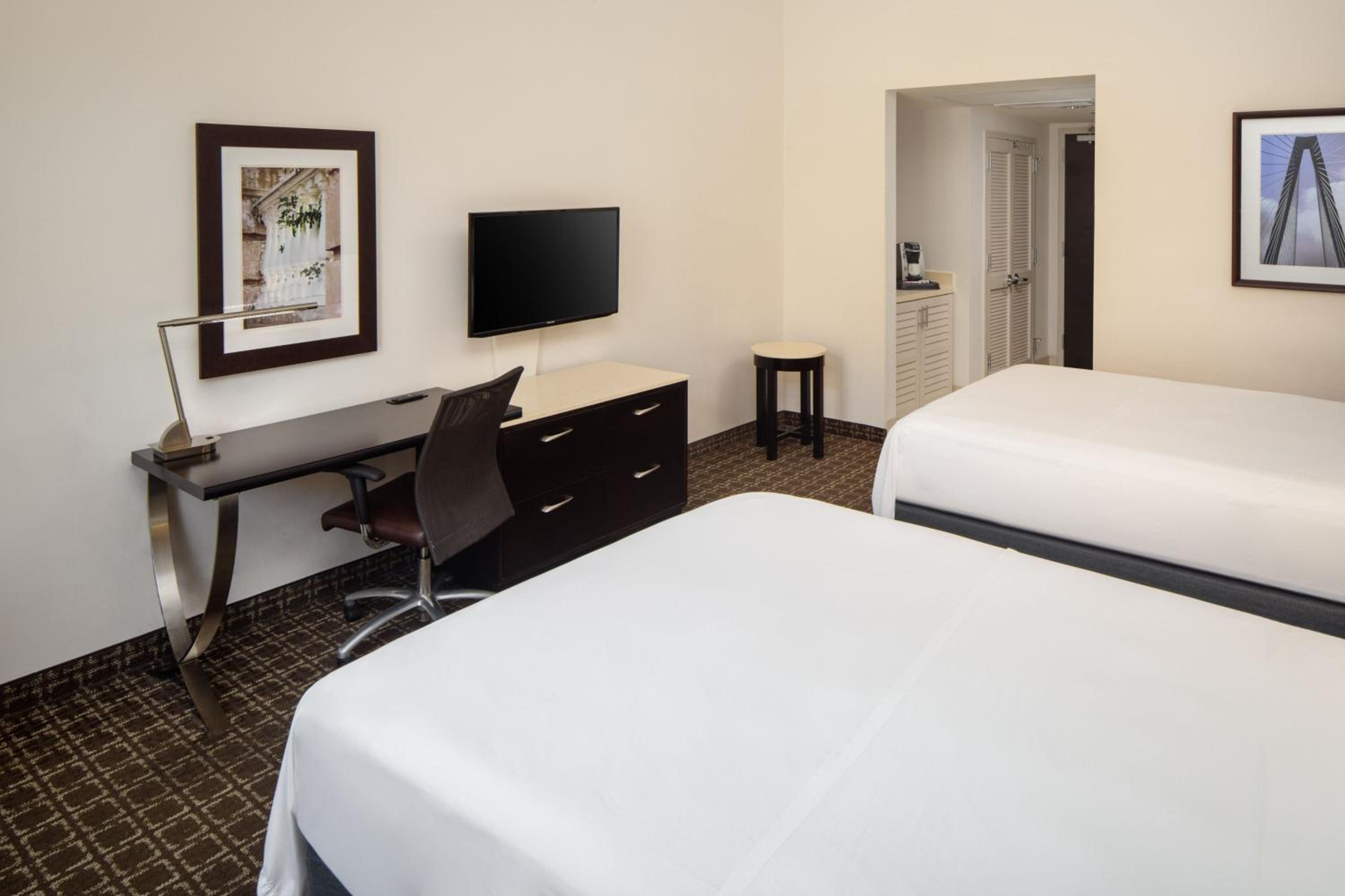 Standard Queen Room with Two Queen Beds - Photo 2