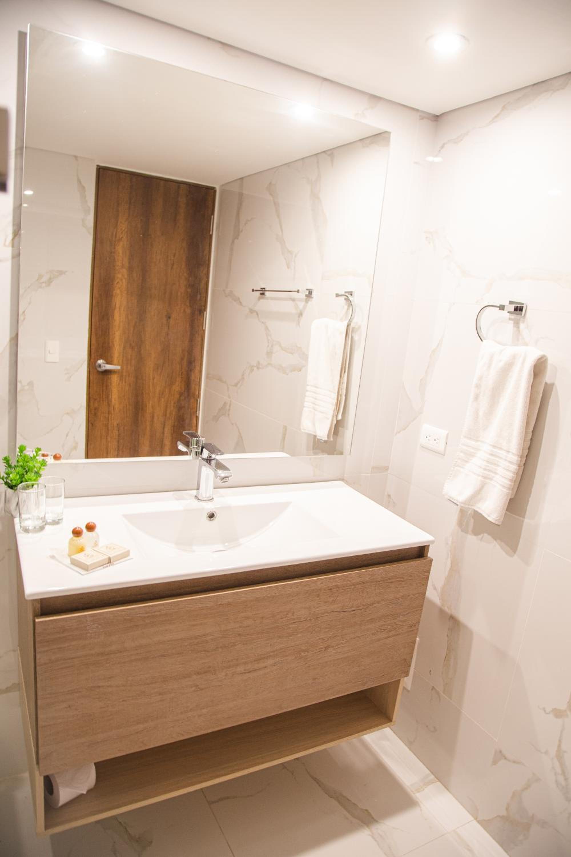 Standard King Room - Photo 4