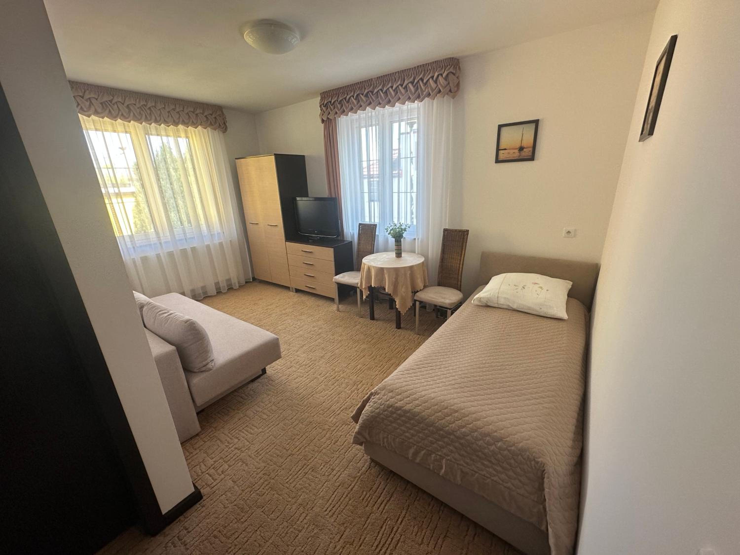 Quadruple Room with Bathroom - Photo 1