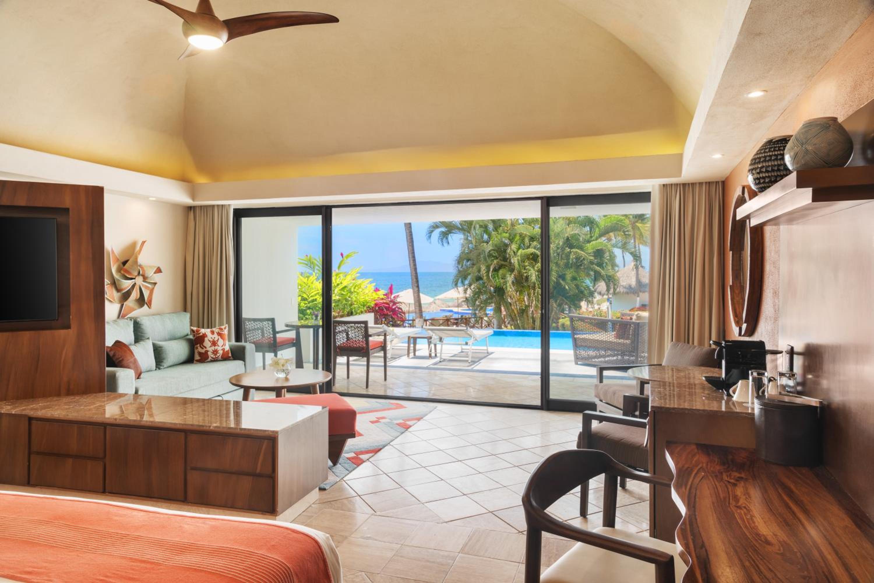 Club King Suite with Ocean View - Swim Up