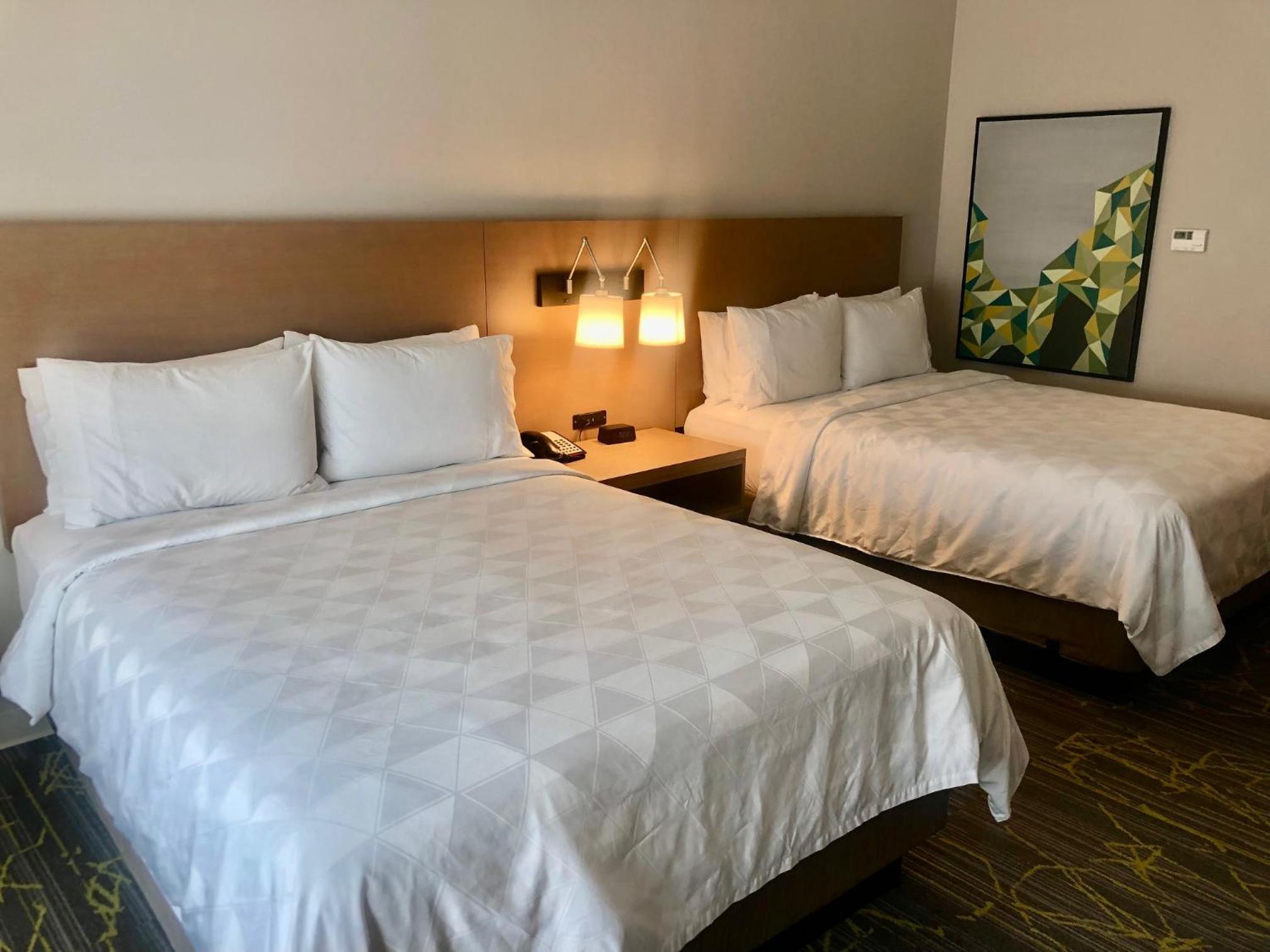 Standard Room with Two Queen Beds - Photo 3
