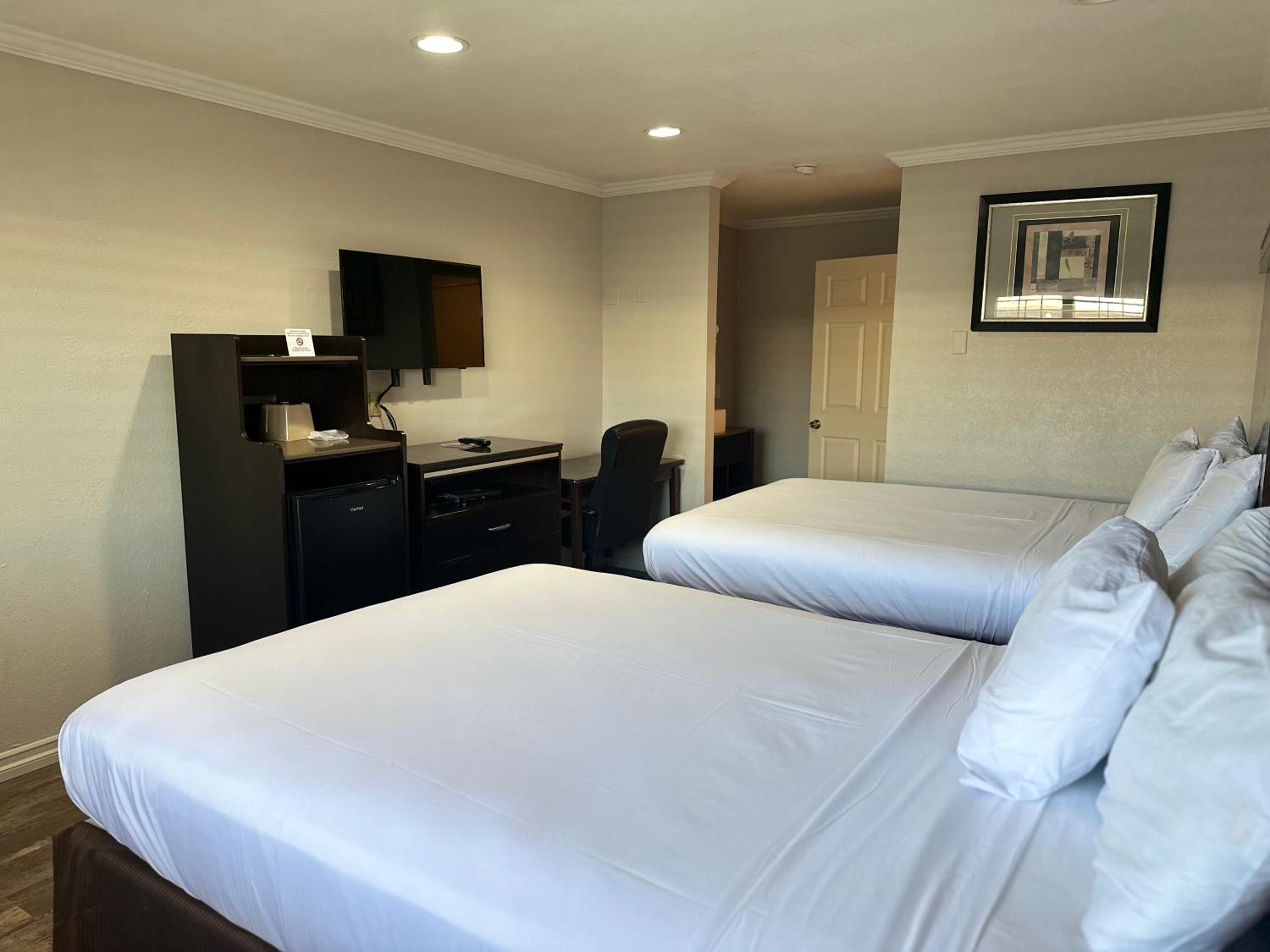 Queen Room with Two Queen Beds - Non-Smoking - Photo 5