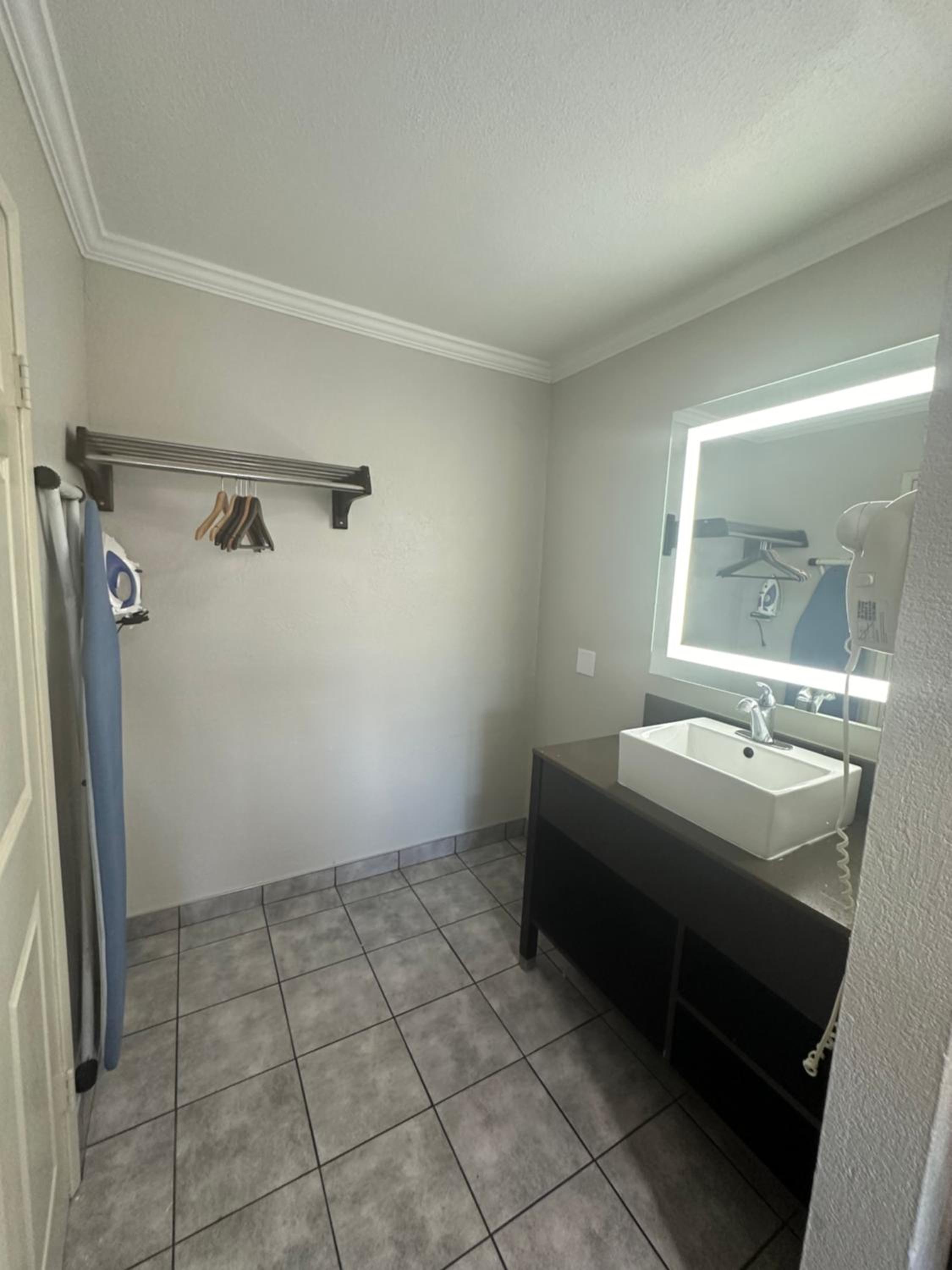 Queen Room - Non-Smoking - Photo 10