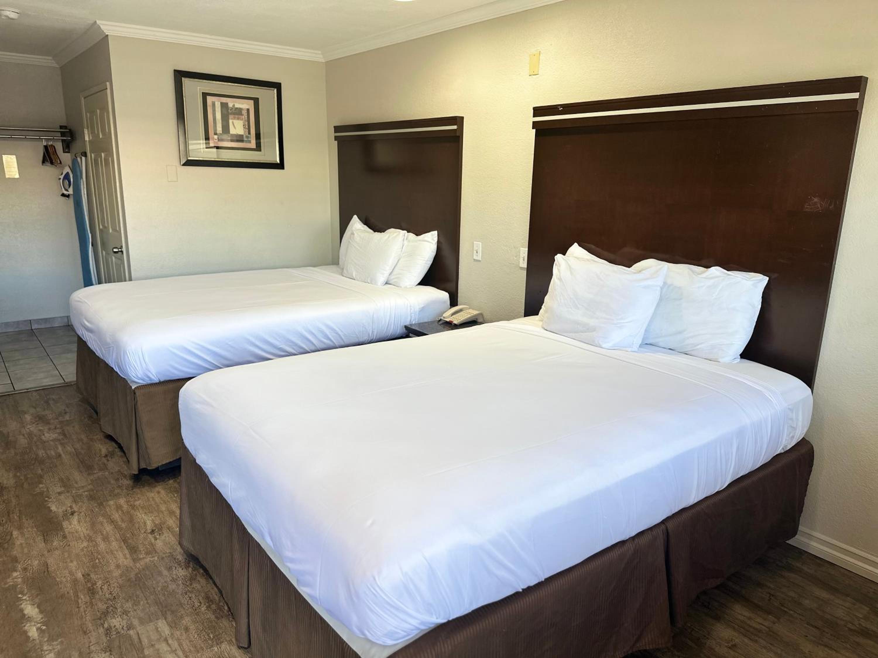 Queen Room with Two Queen Beds - Non-Smoking - Photo 8