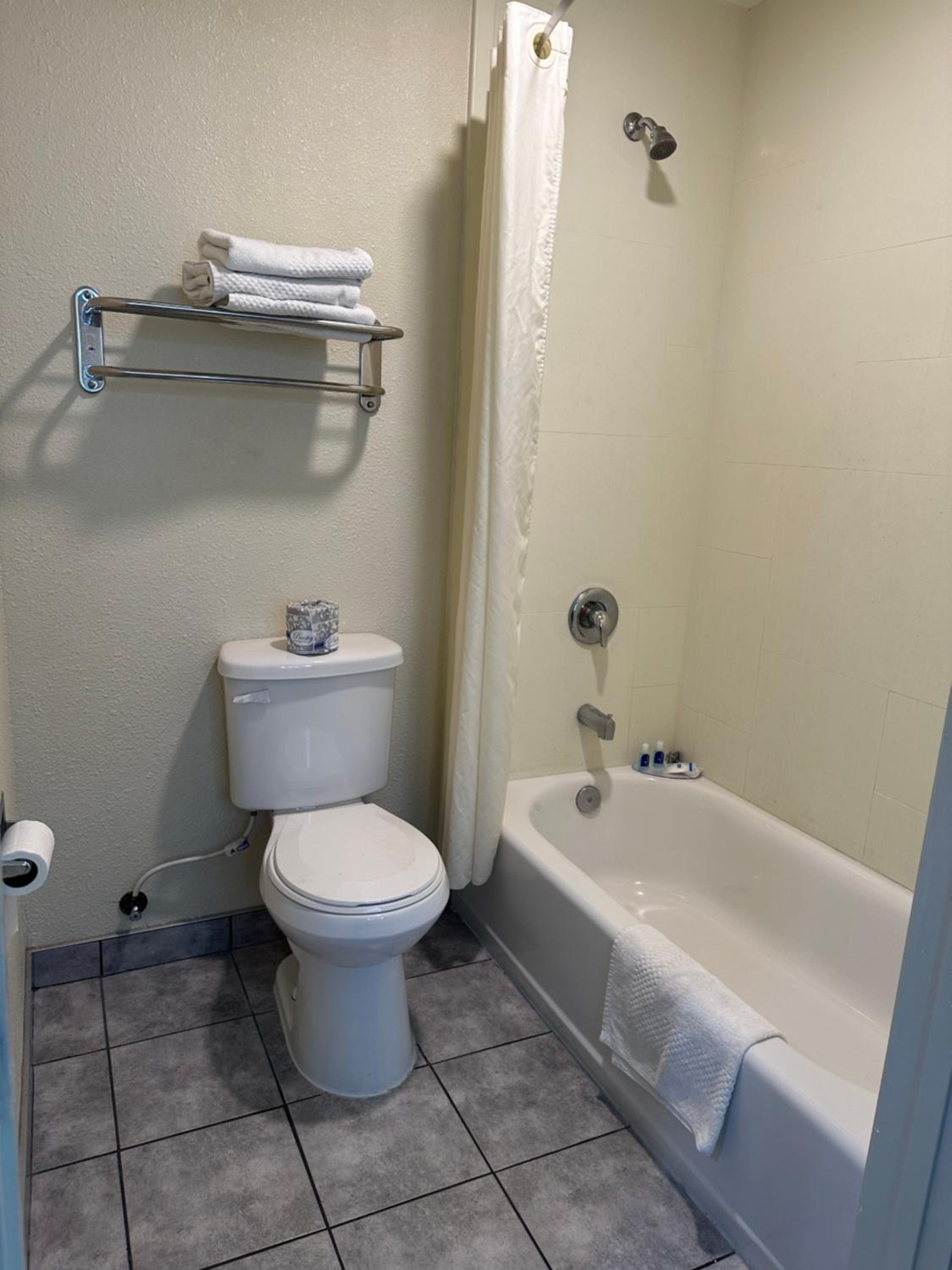 Queen Room - Non-Smoking - Photo 11