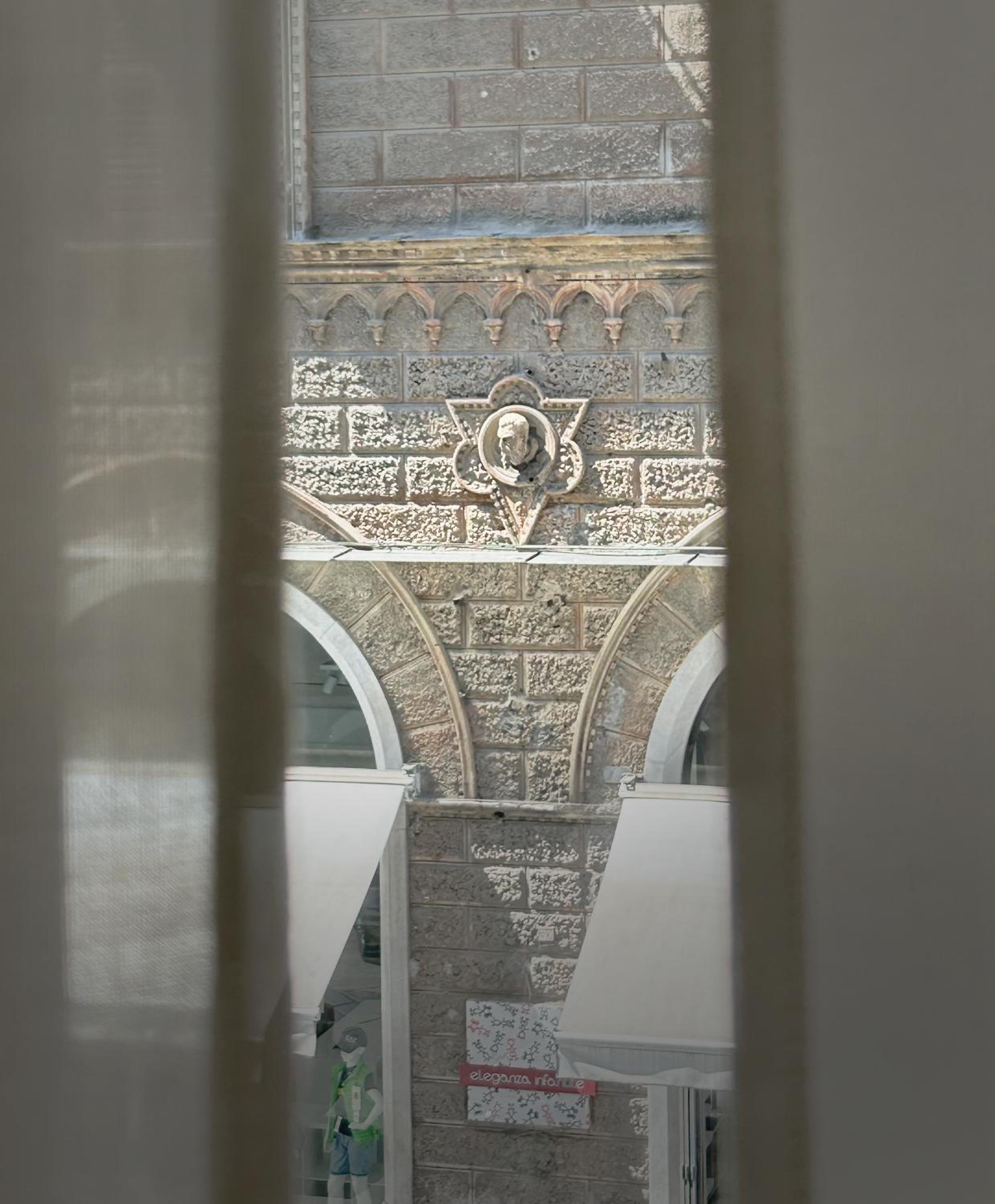 Standard King Room - Photo 9