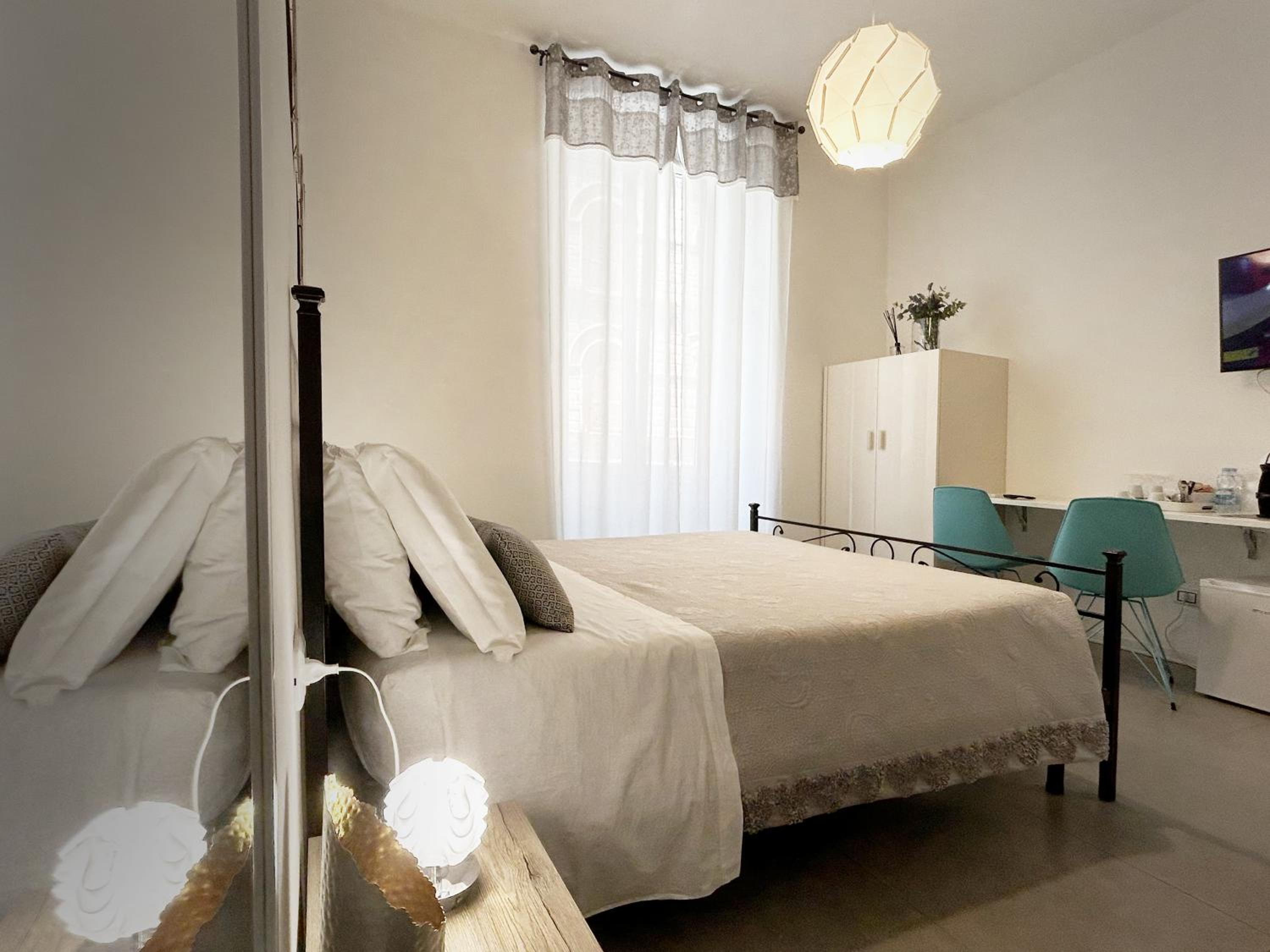 Standard King Room - Photo 10