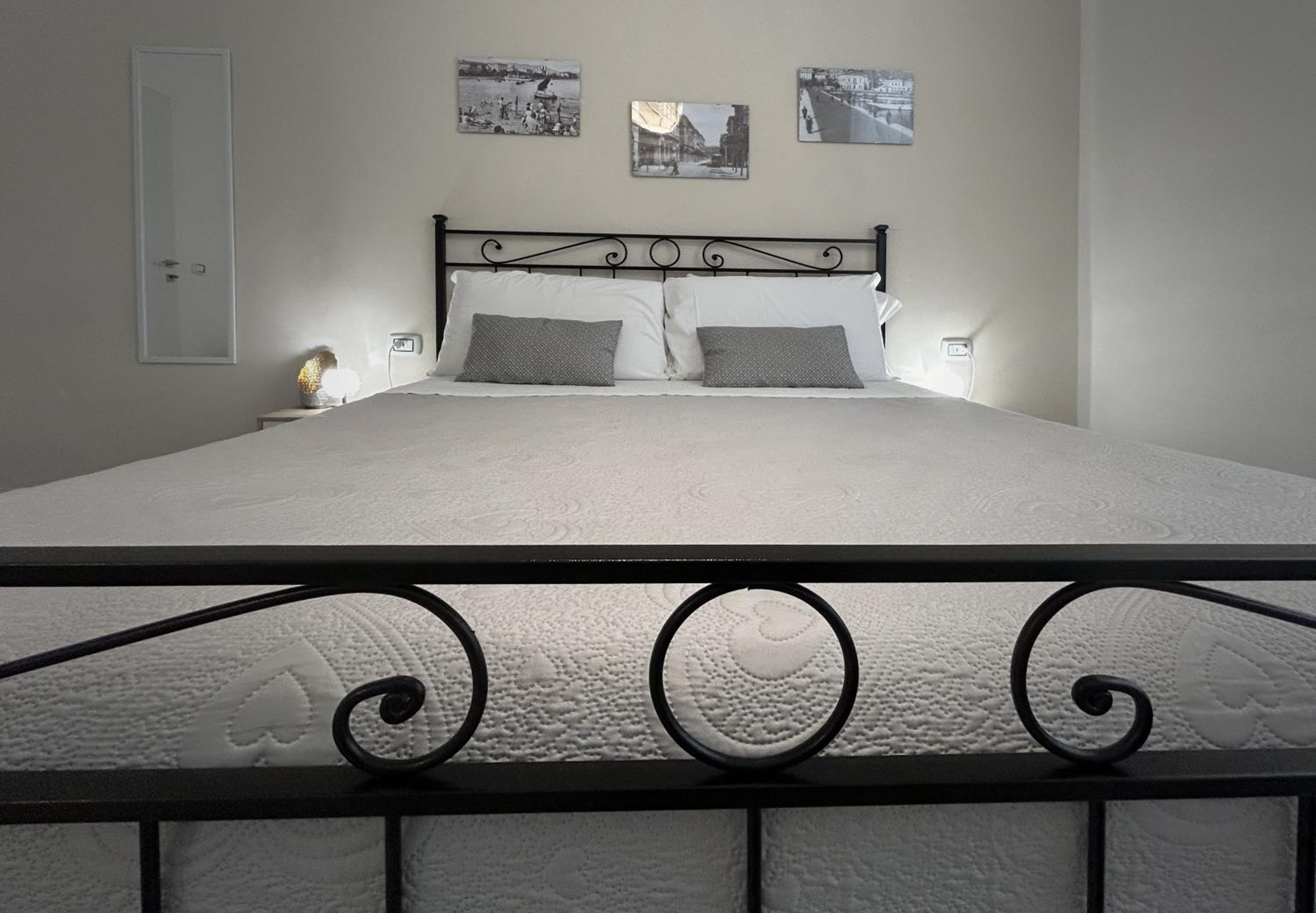 Standard King Room - Photo 11