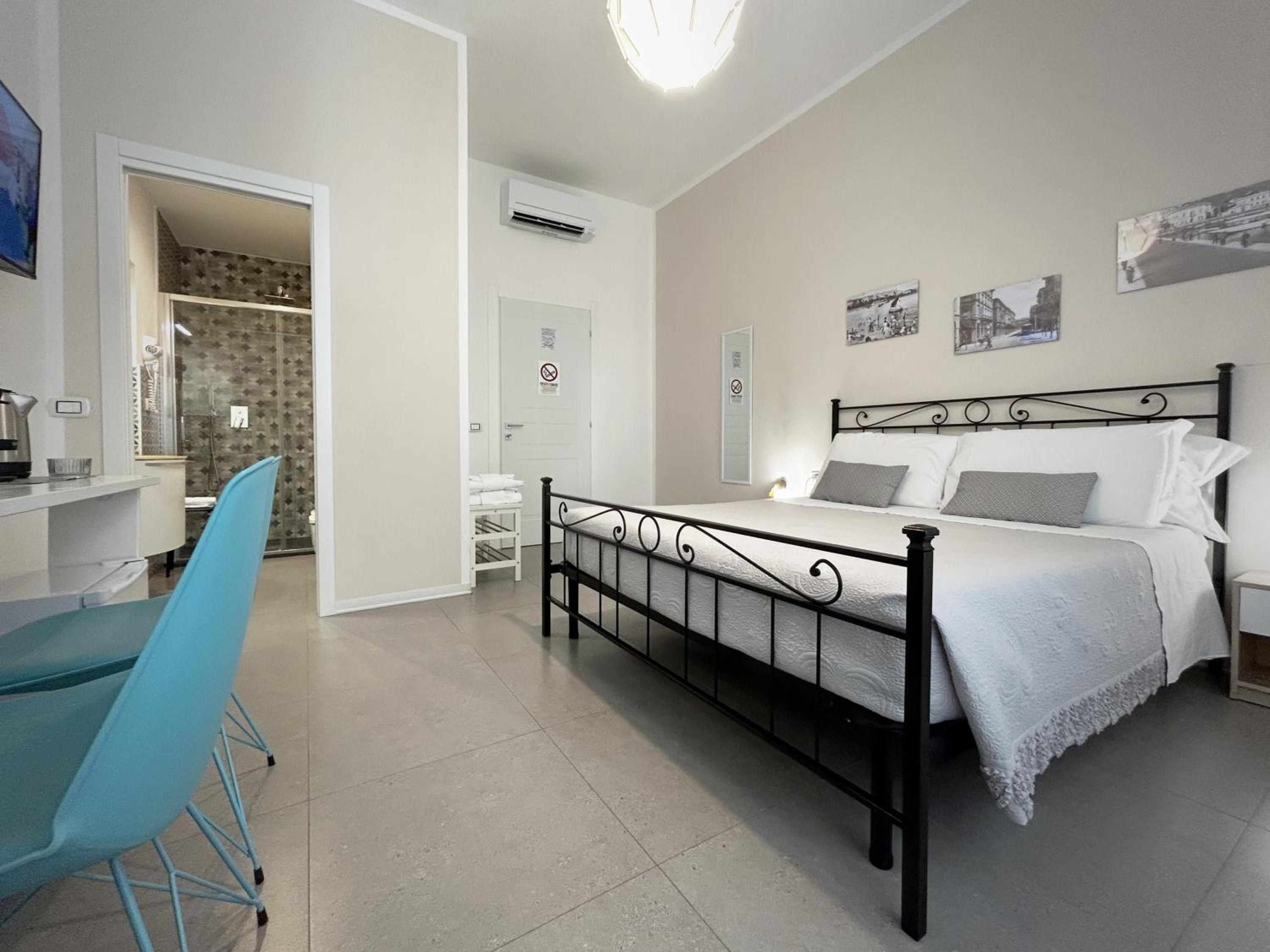 Standard King Room - Photo 12
