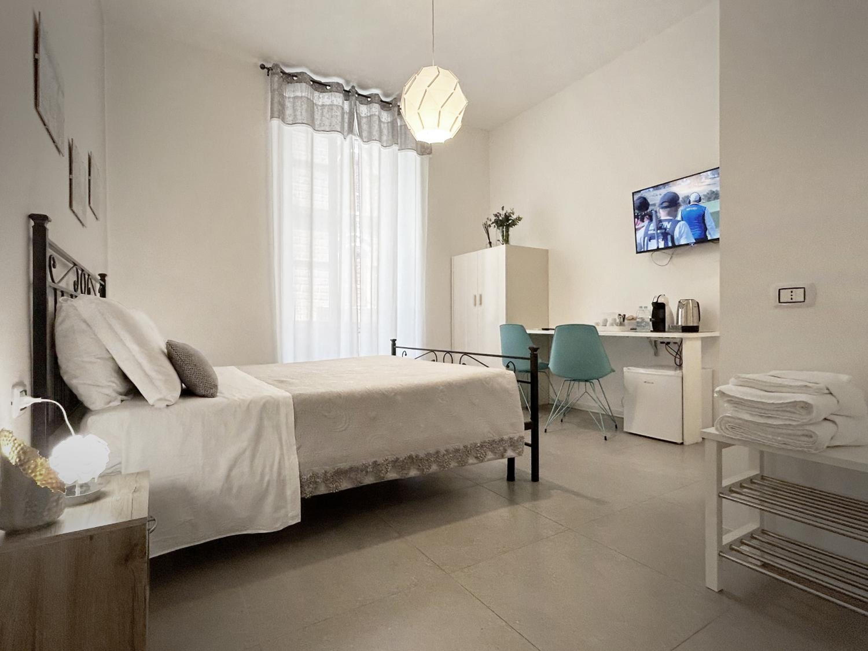 Standard King Room - Photo 13