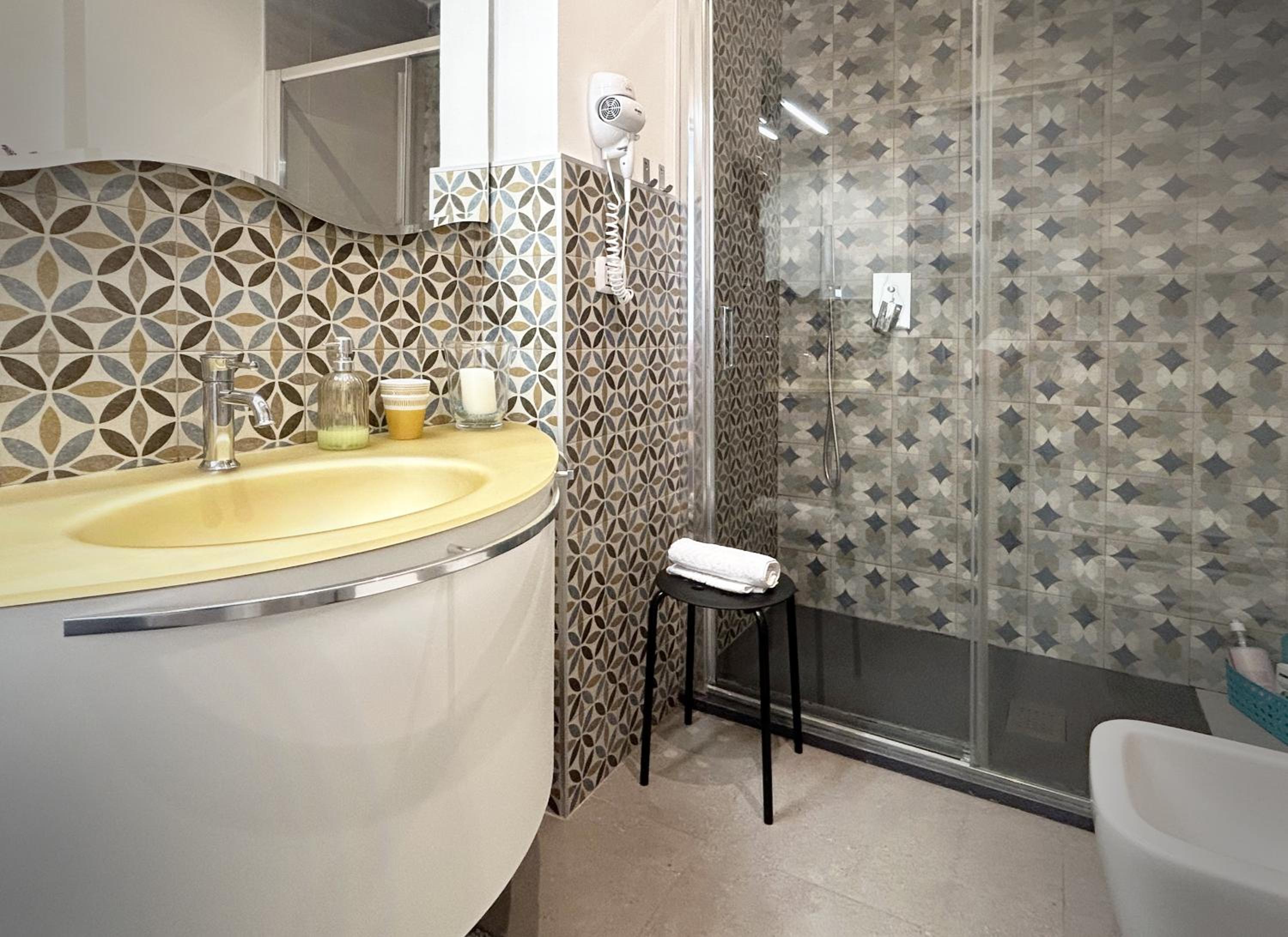 Standard King Room - Photo 7