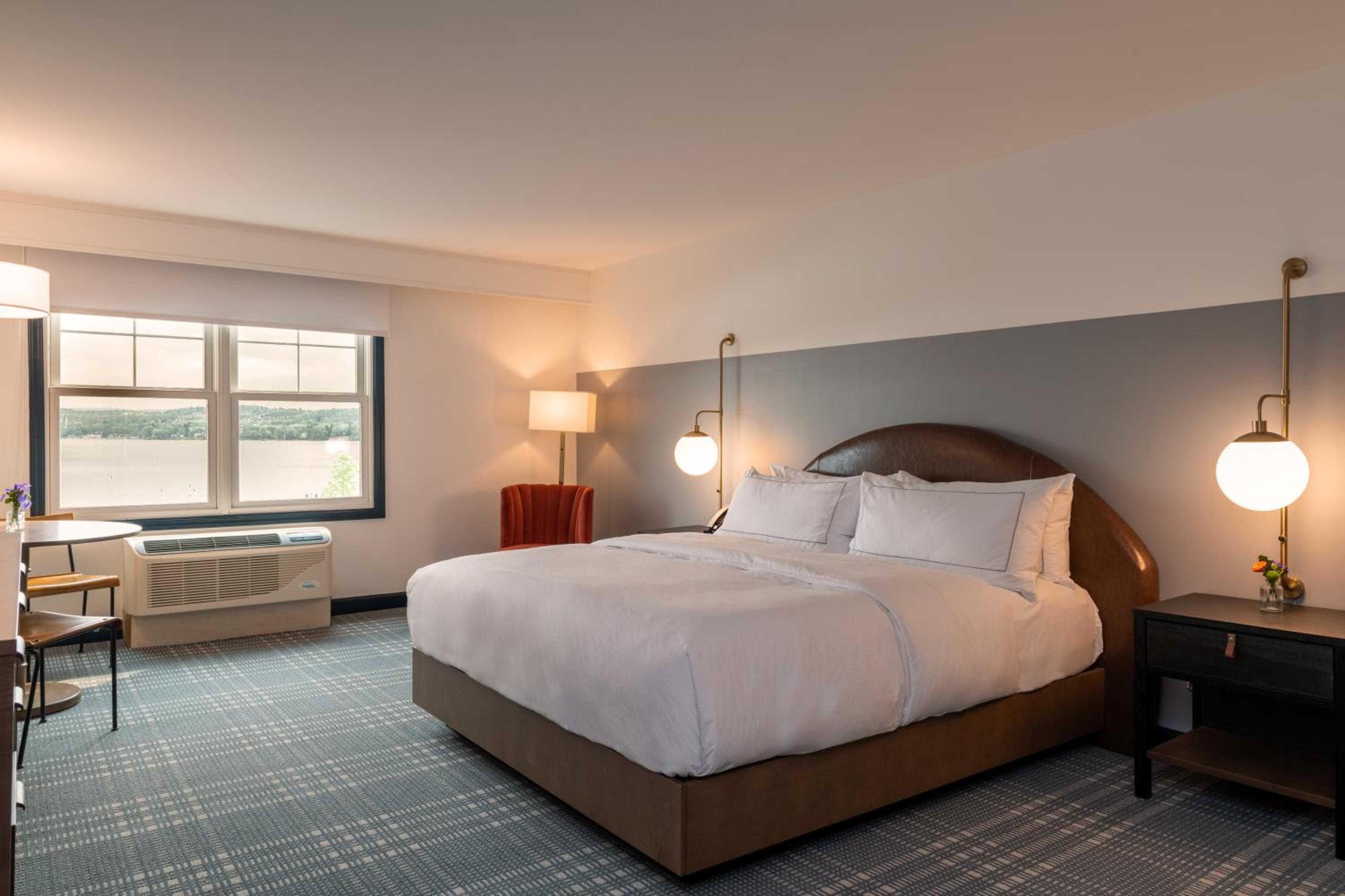 King Room with Accessible Tub - Mobility Access - Photo 4