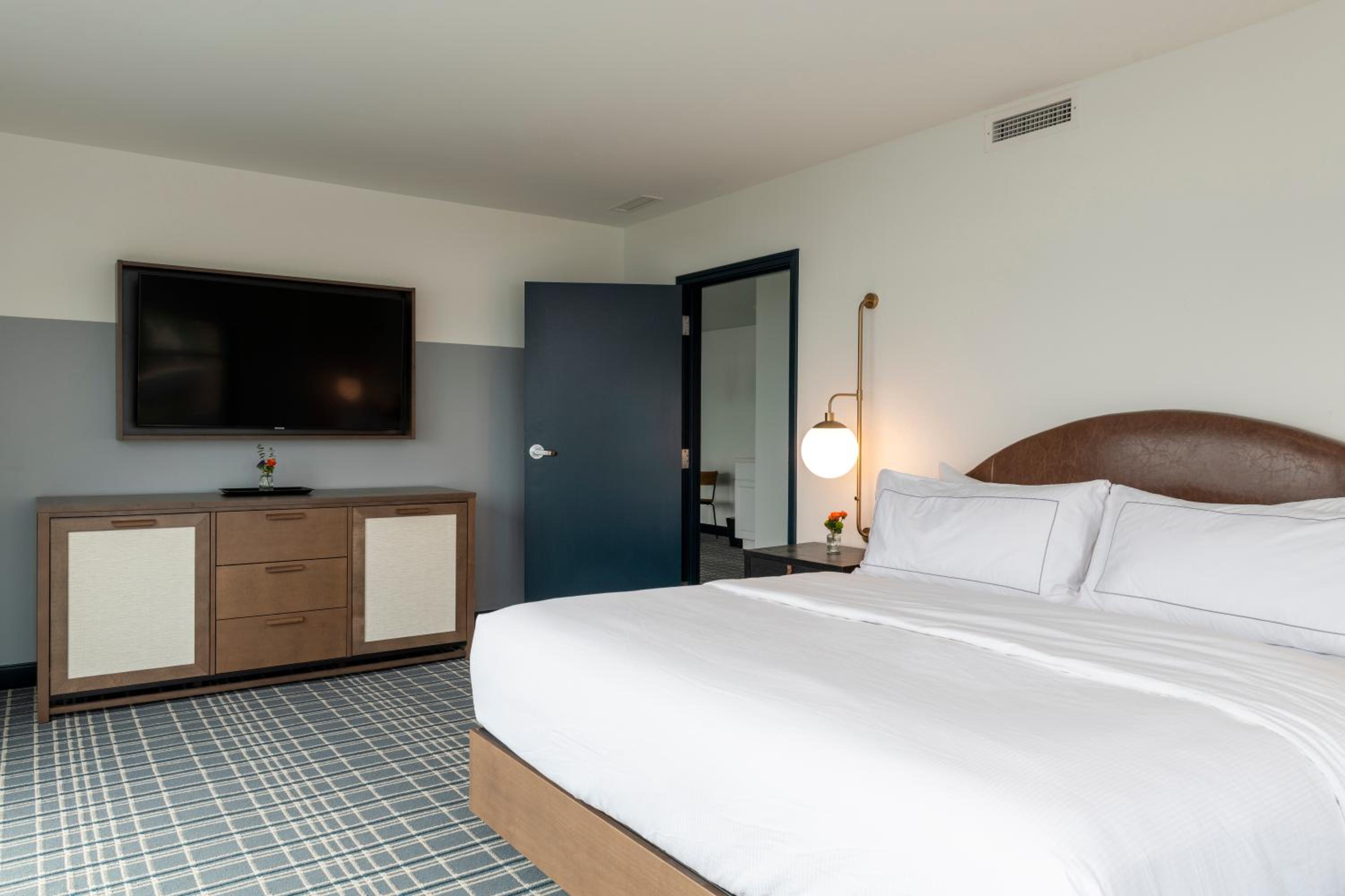 King Suite - Photo 2