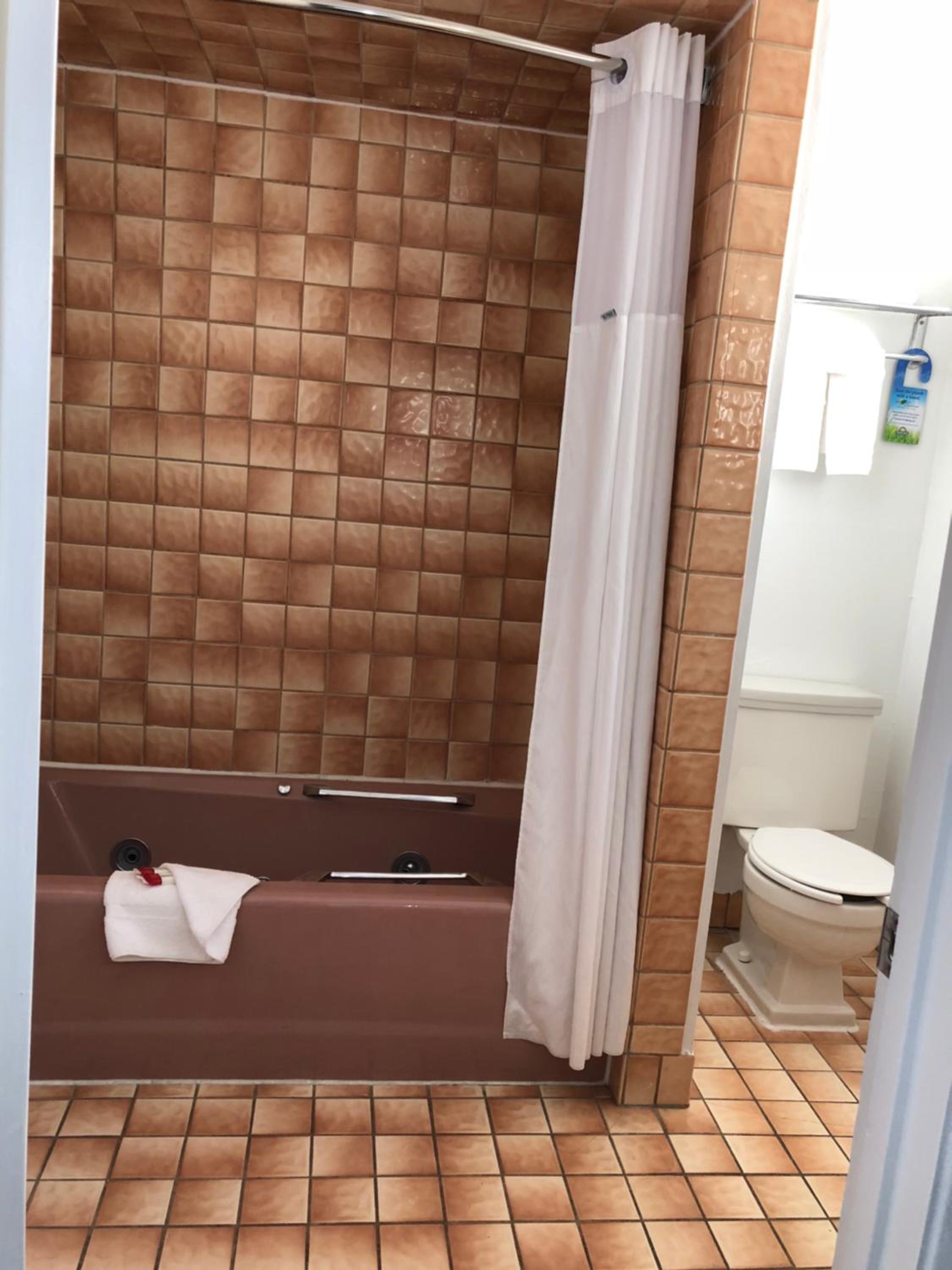 Deluxe King Room with Bathtub - Photo 5