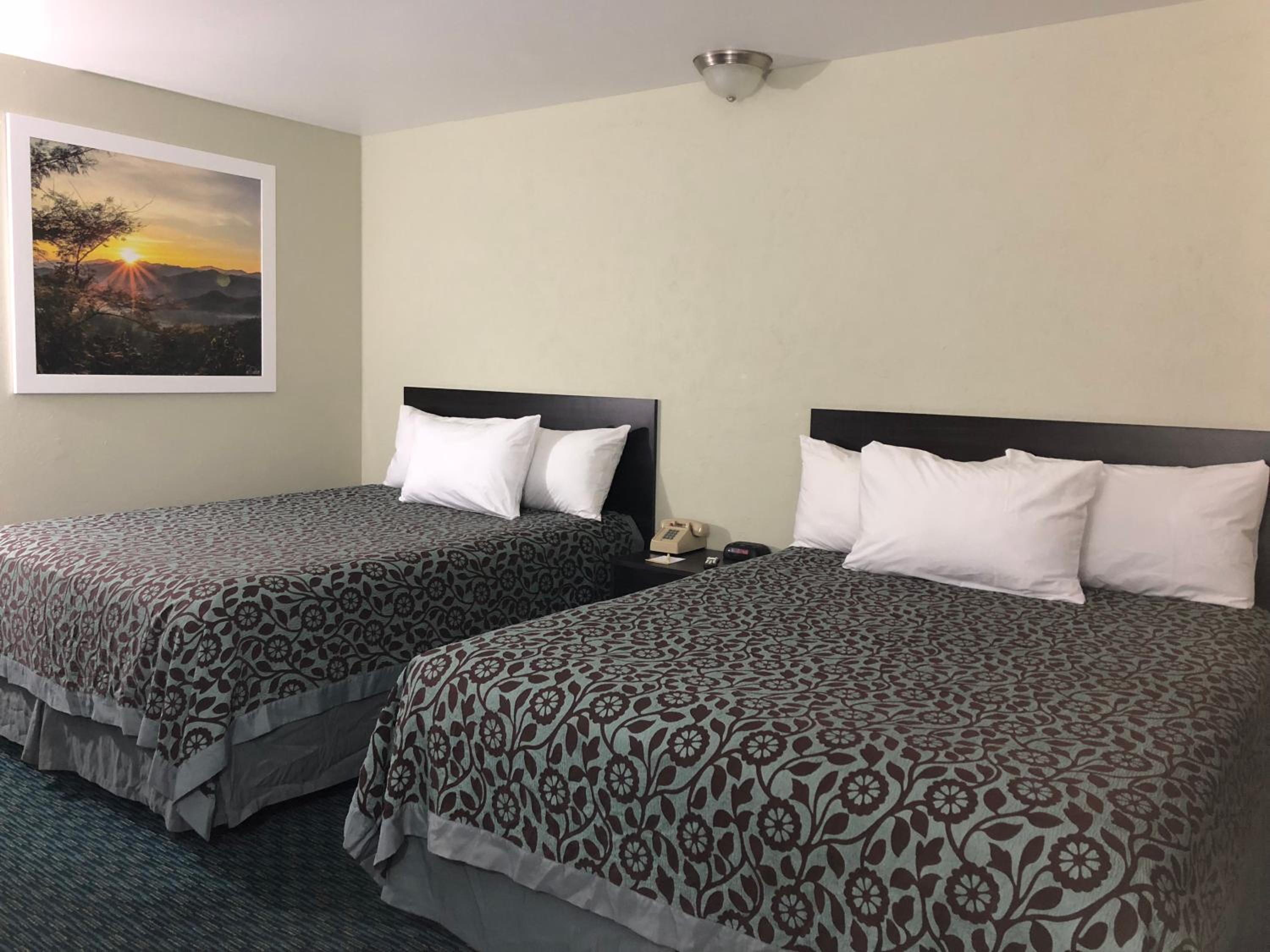 Standard Queen Room with Two Queen Beds - Photo 3