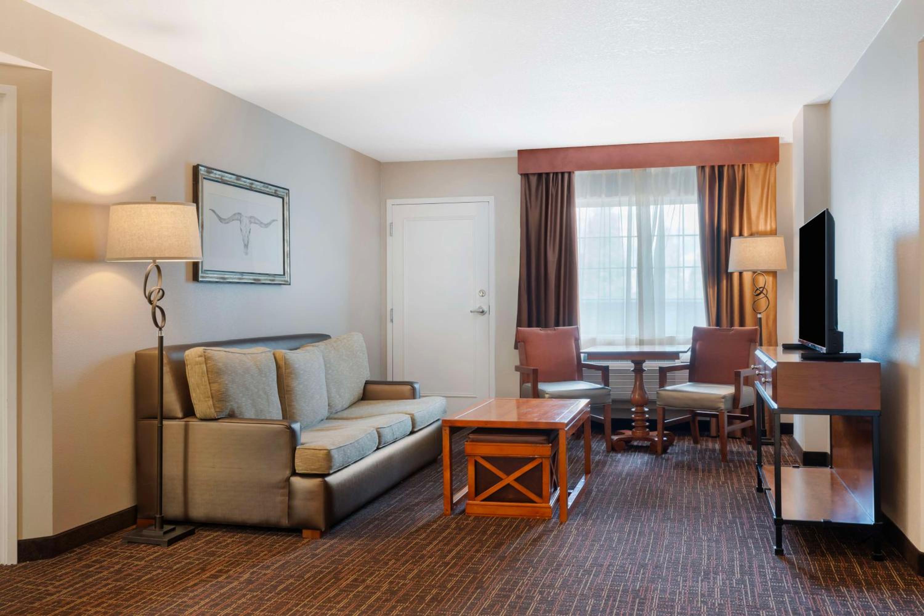 Queen Suite with Balcony - Non-Smoking photo 1