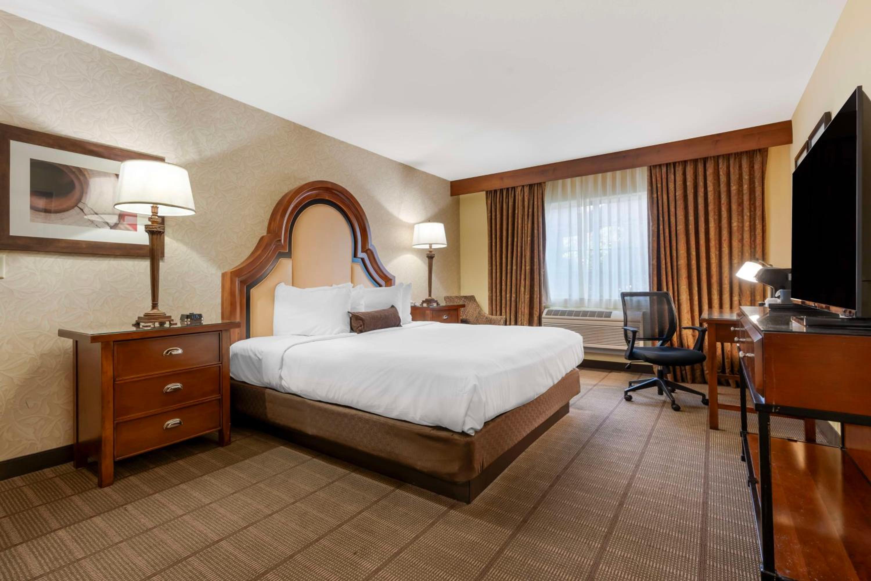 Standard King Room - Non-Smoking  - Photo 4
