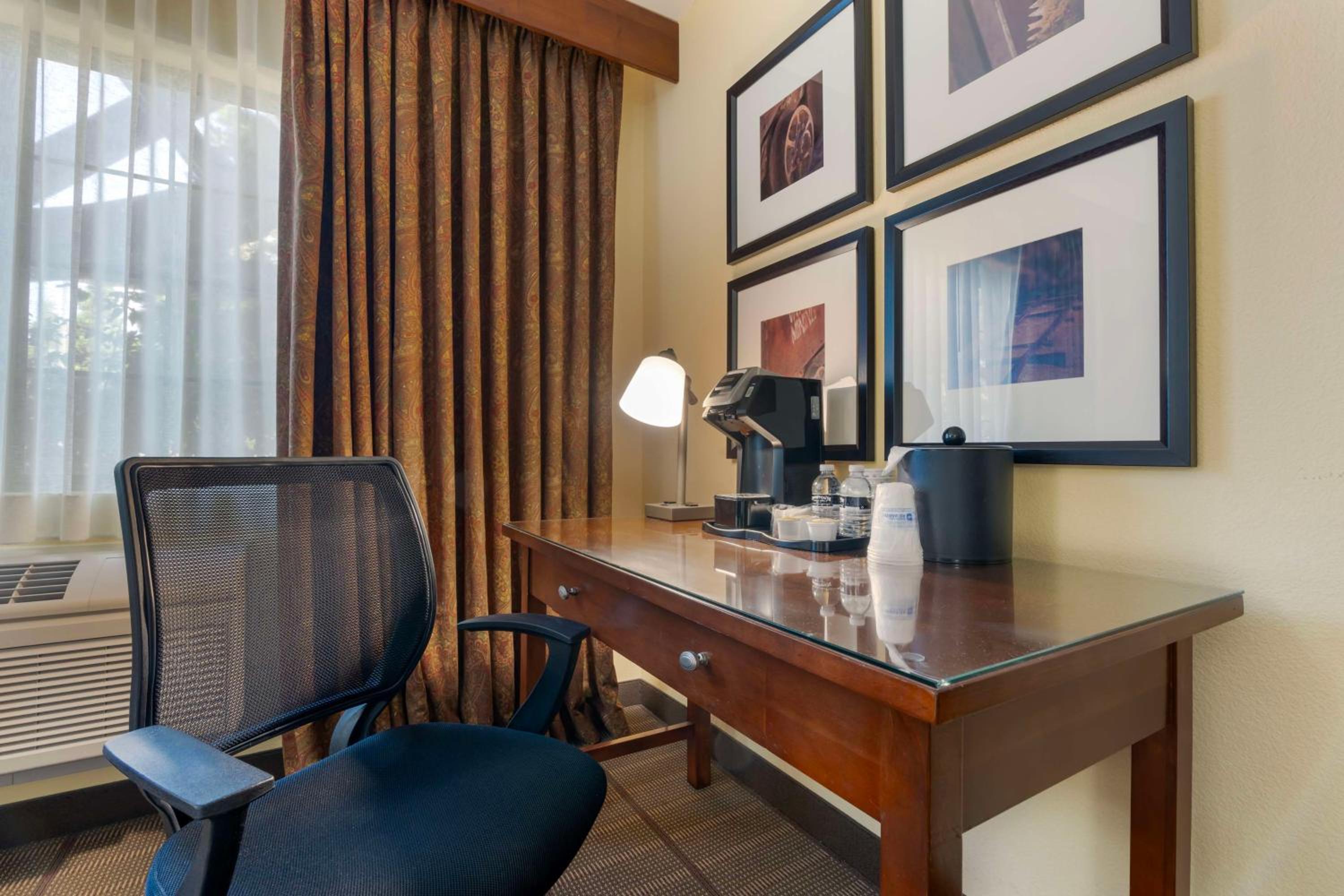 Standard King Room - Non-Smoking  - Photo 2