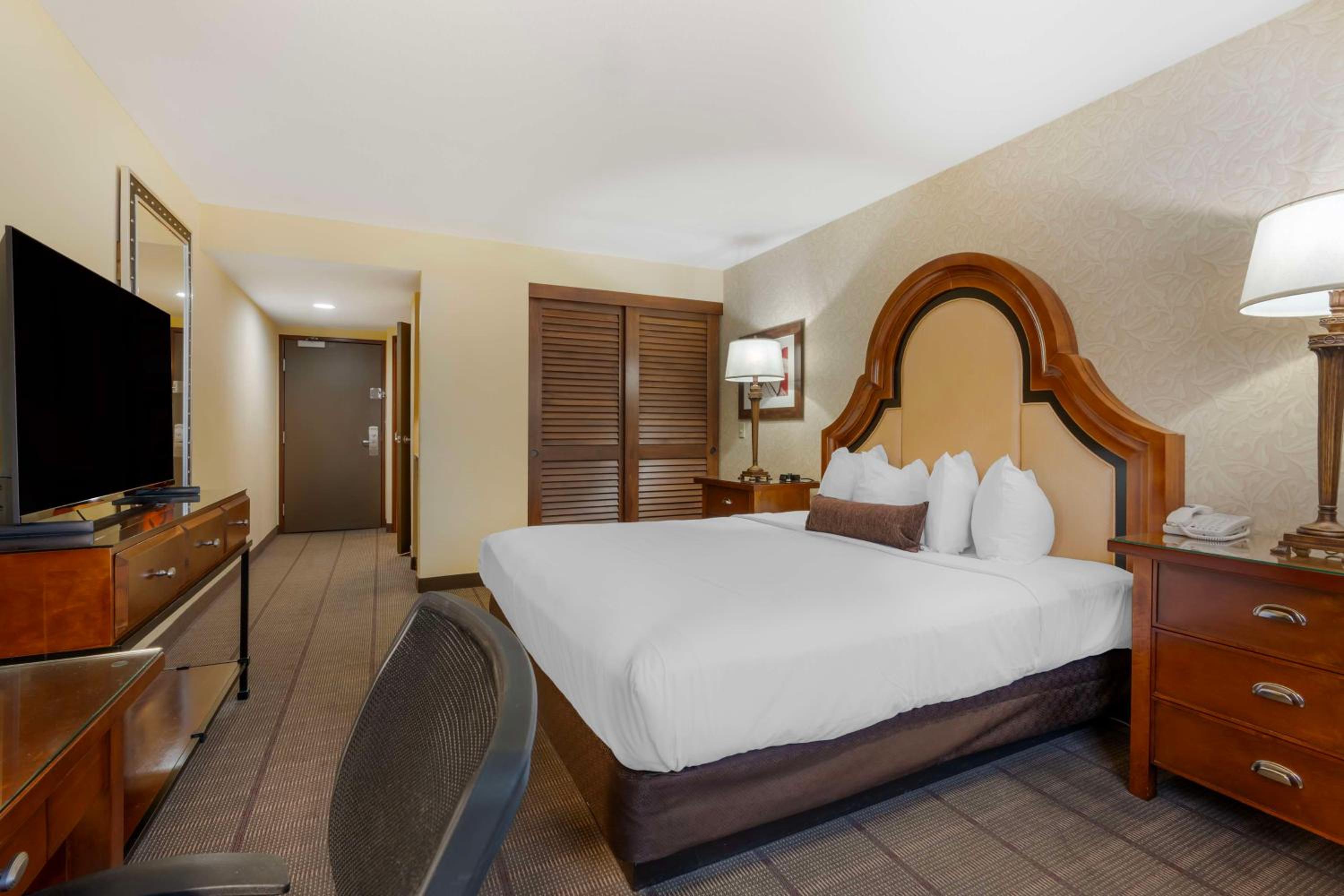 Standard King Room - Non-Smoking  - Photo 3