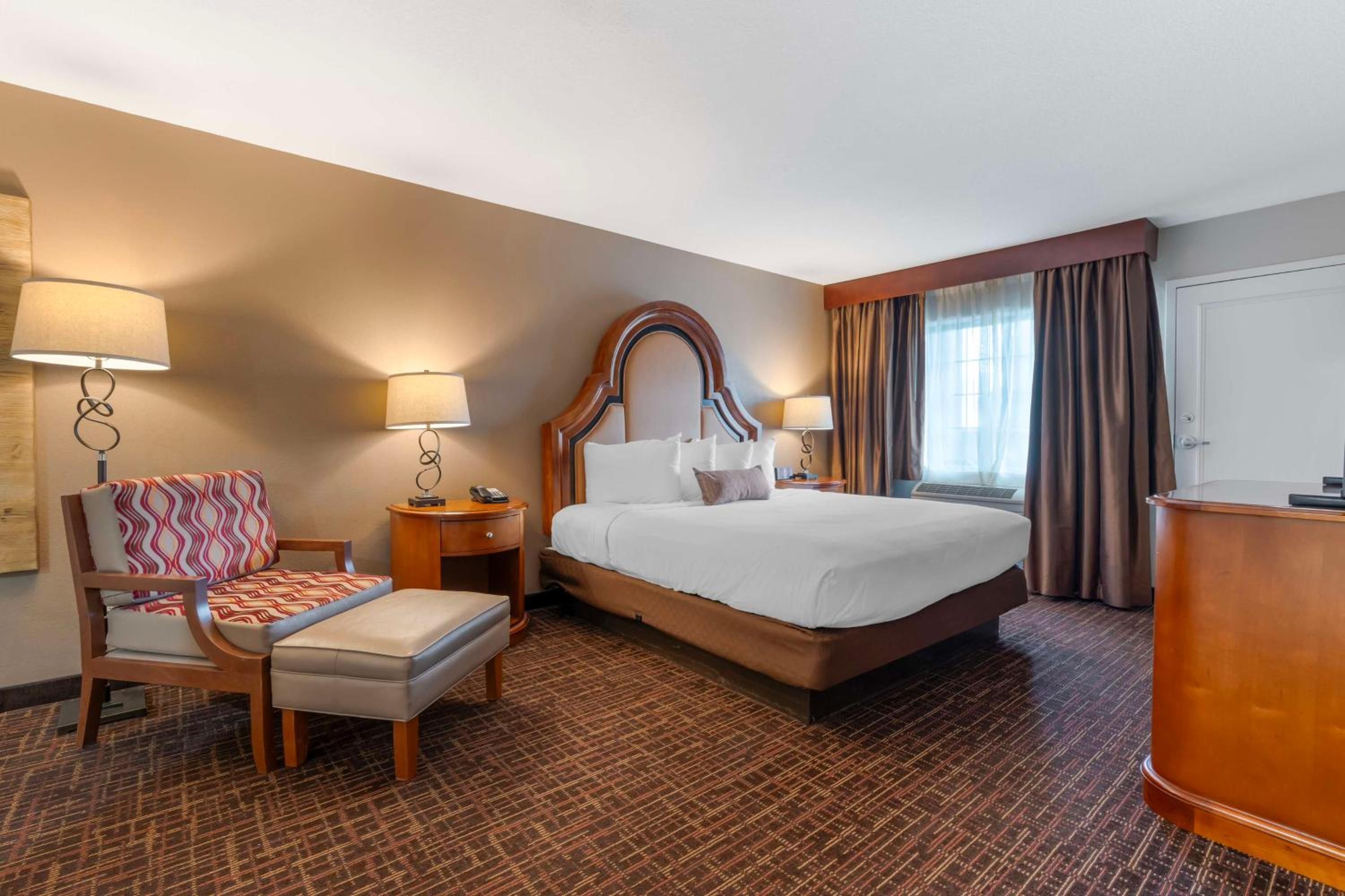 Two-Room Suite with Two King Bed - Non-Smoking photo 3