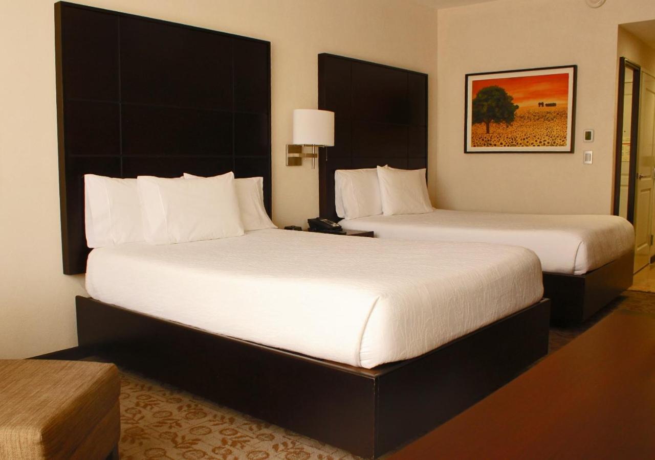 Queen Room with Two Queen Beds - Photo 8