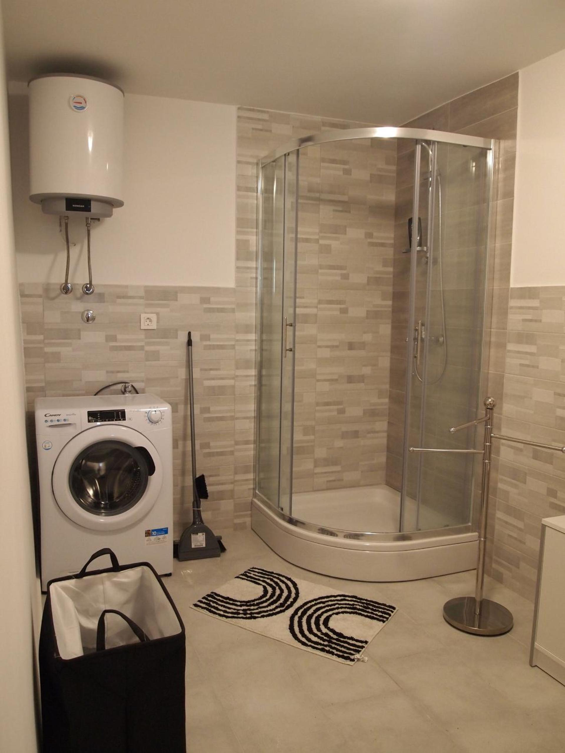 One-Bedroom Apartment - Photo 11