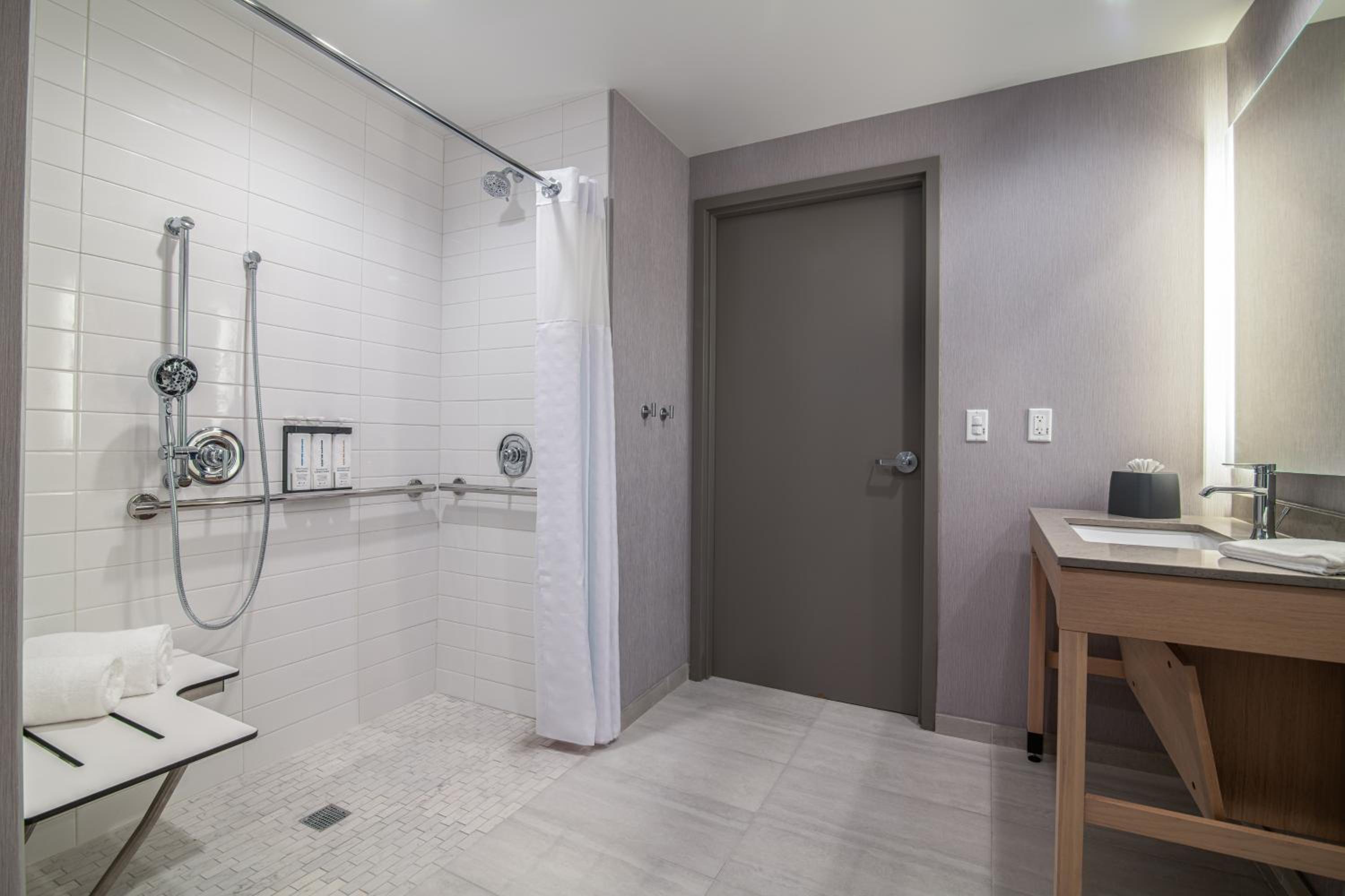Queen Room with Two Queen Beds, Sofa Bed and Roll-in Shower - Disability Access - Photo 6