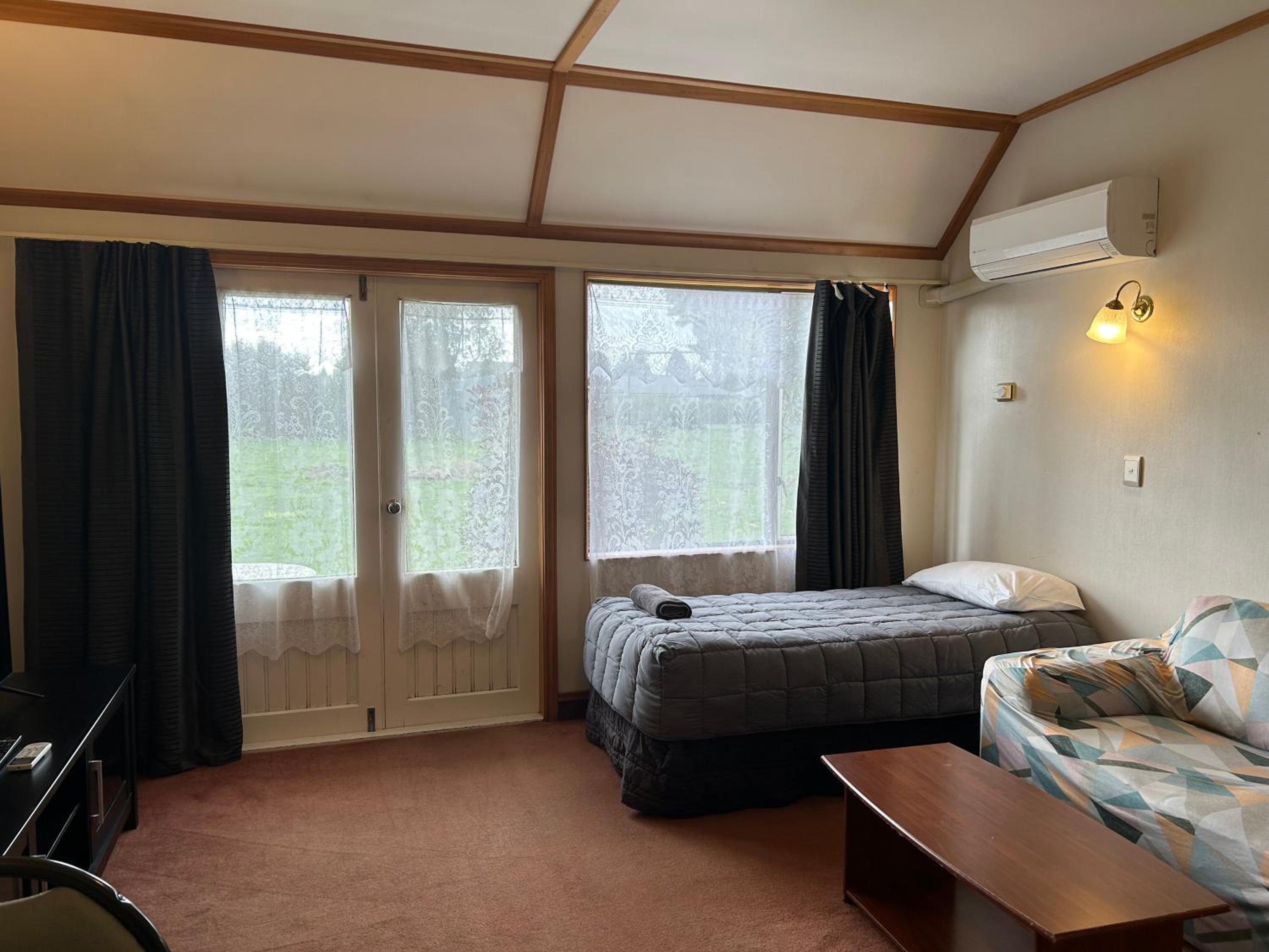 One-Bedroom Apartment - Photo 2