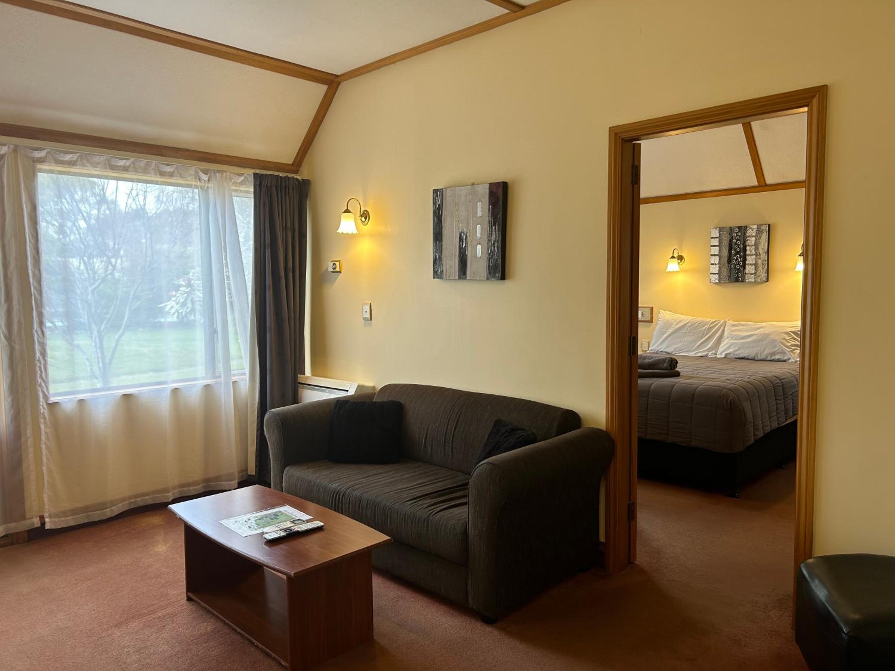 Executive Suite - Photo 2