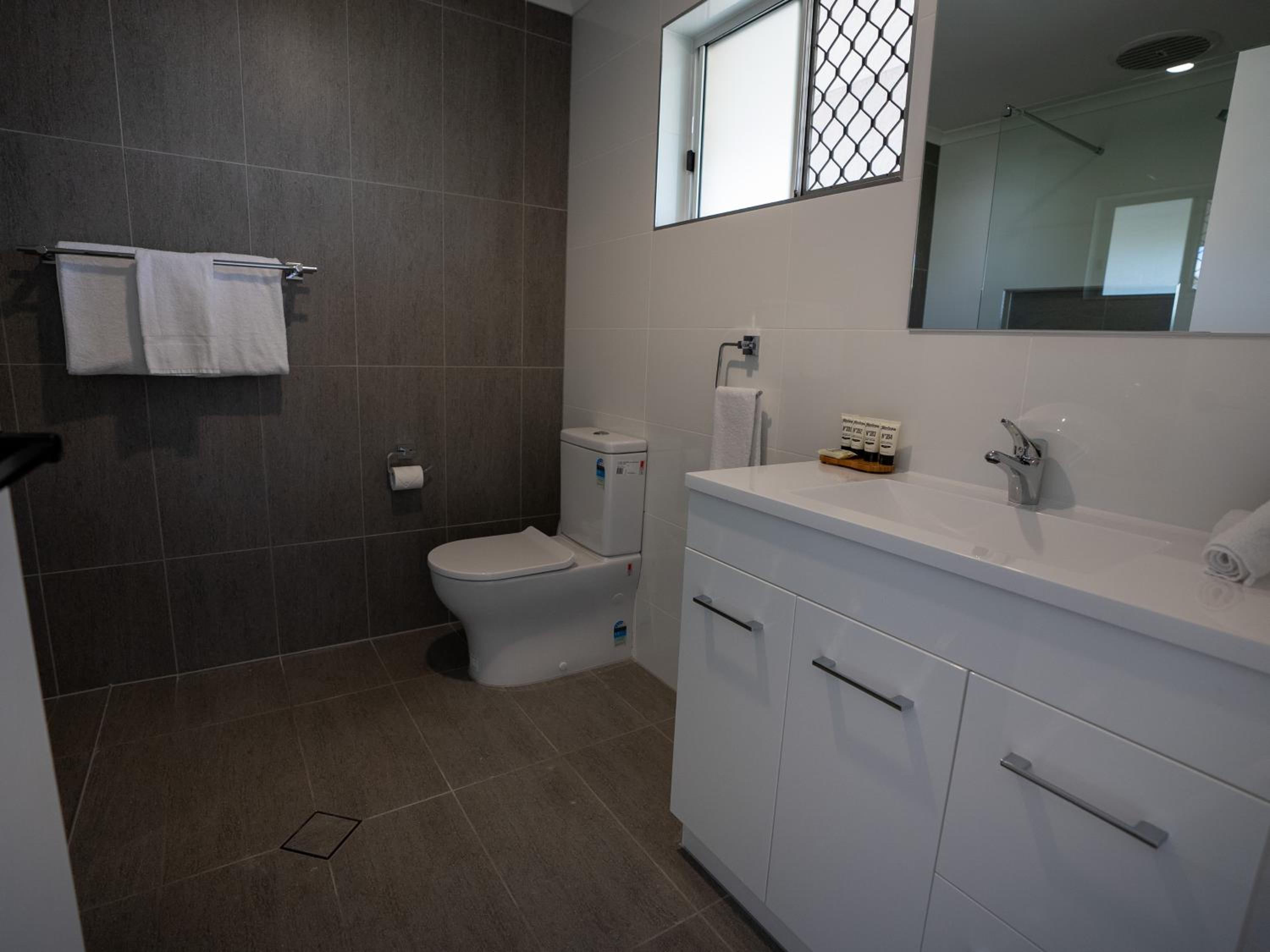 Executive Suite - Photo 9