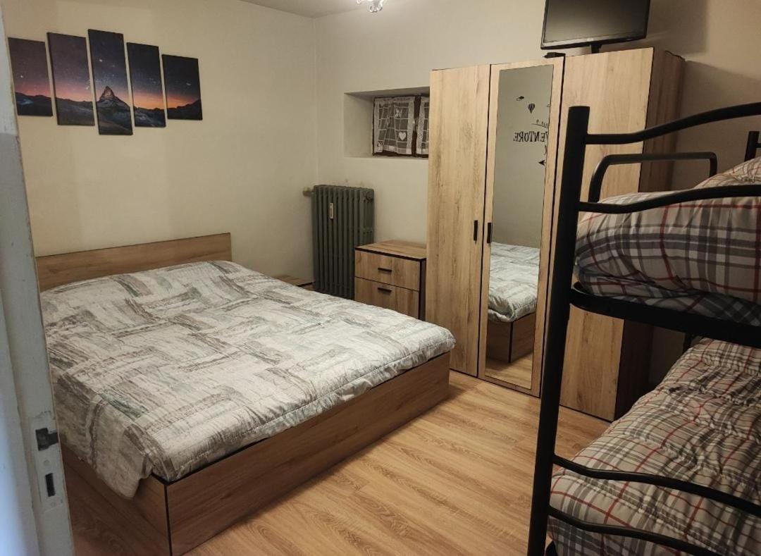 One-Bedroom Apartment photo 1