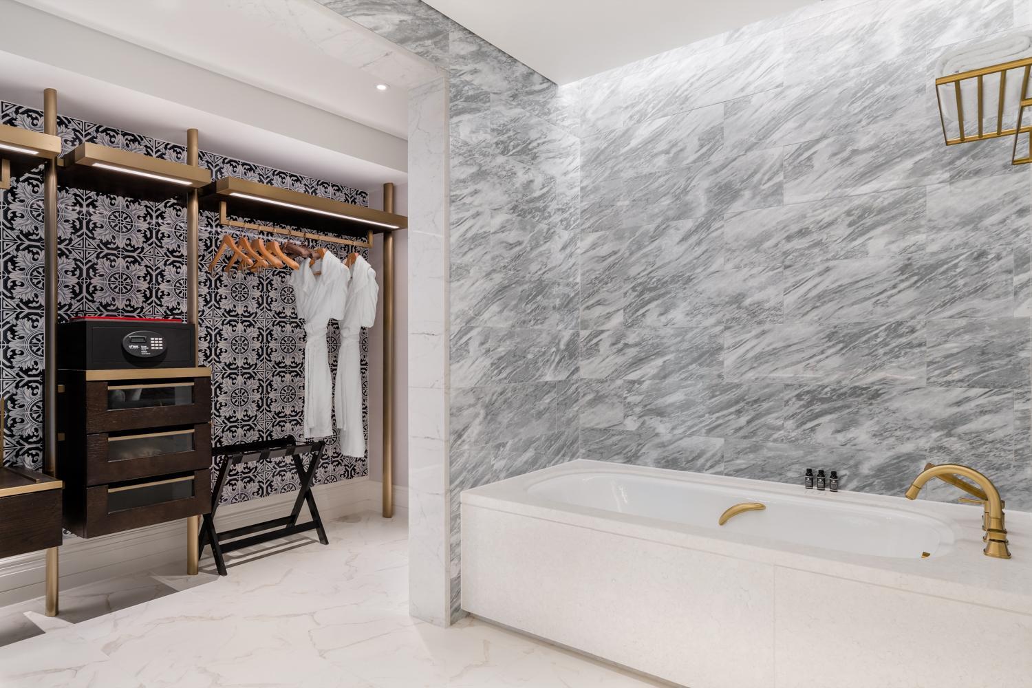 Deluxe King Room - Photo 2