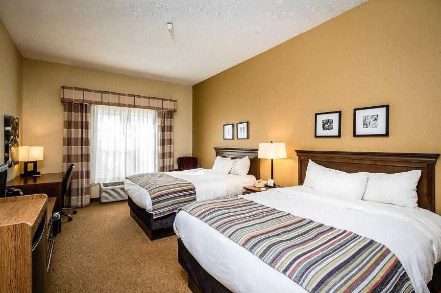 Queen Room with Two Queen Beds - Photo 5