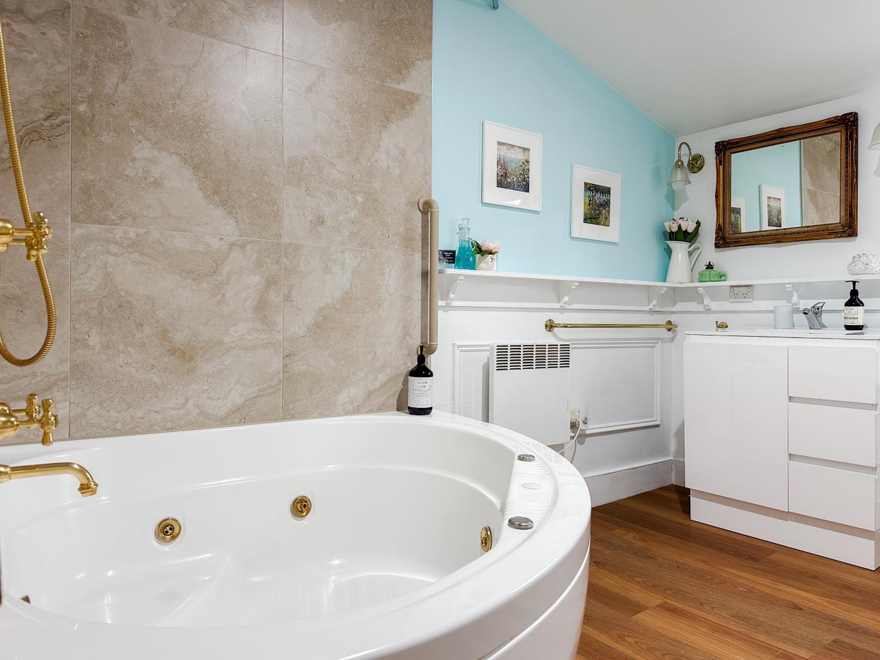 Irish Cottage with Spa Bath - Photo 13