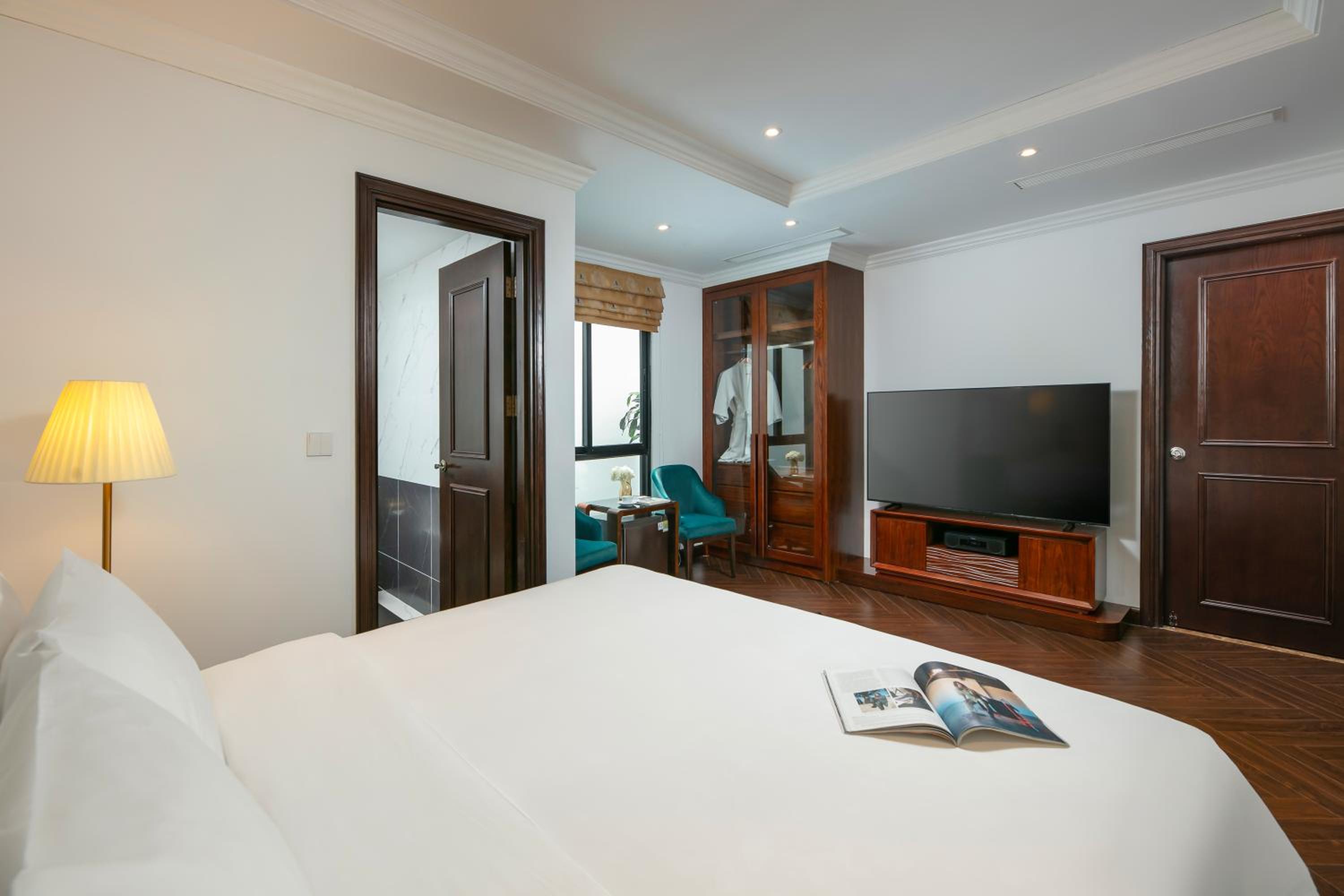 Connecting Room