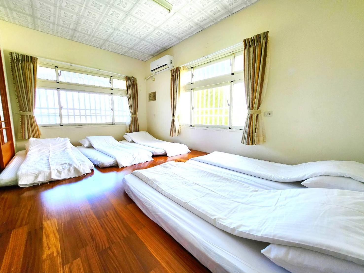 Five-Bedroom House photo 1
