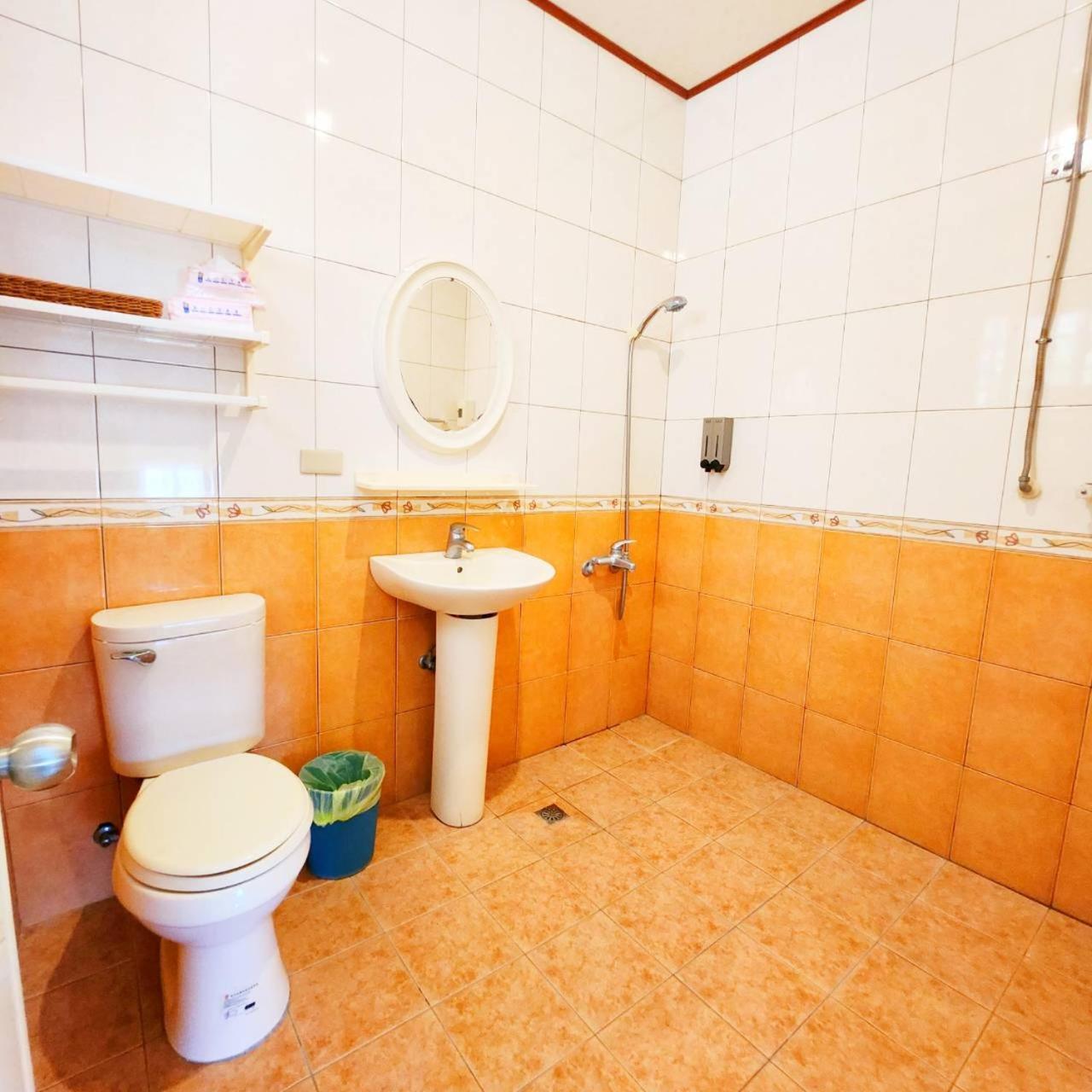 Five-Bedroom House photo 3