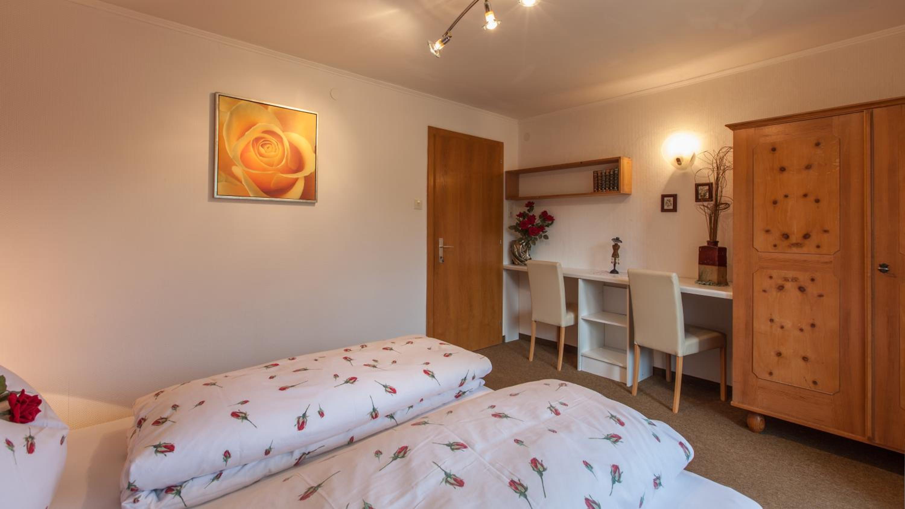 Rose - Two-Bedroom Apartment photo 3