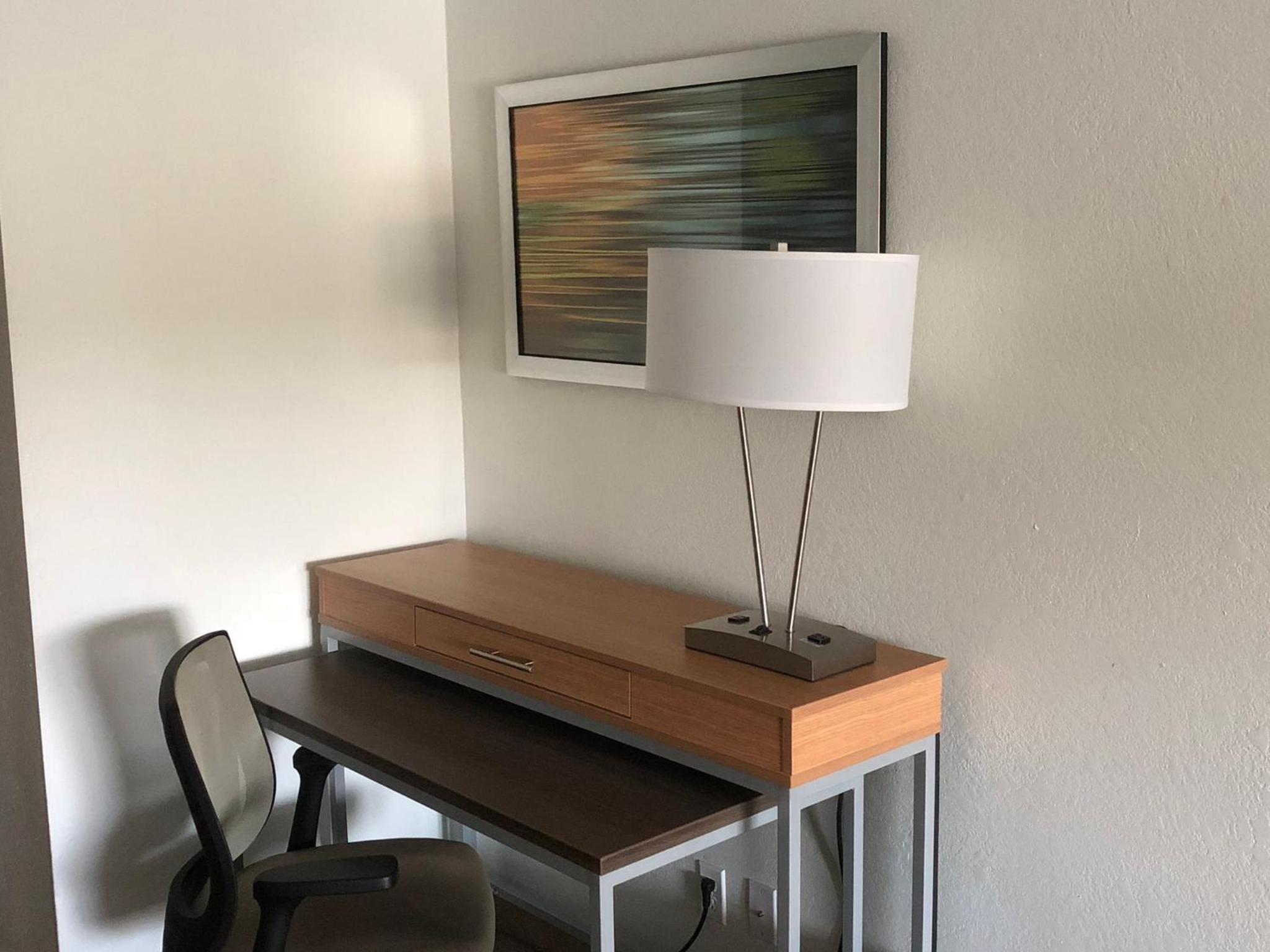 Standard King Room - Photo 10
