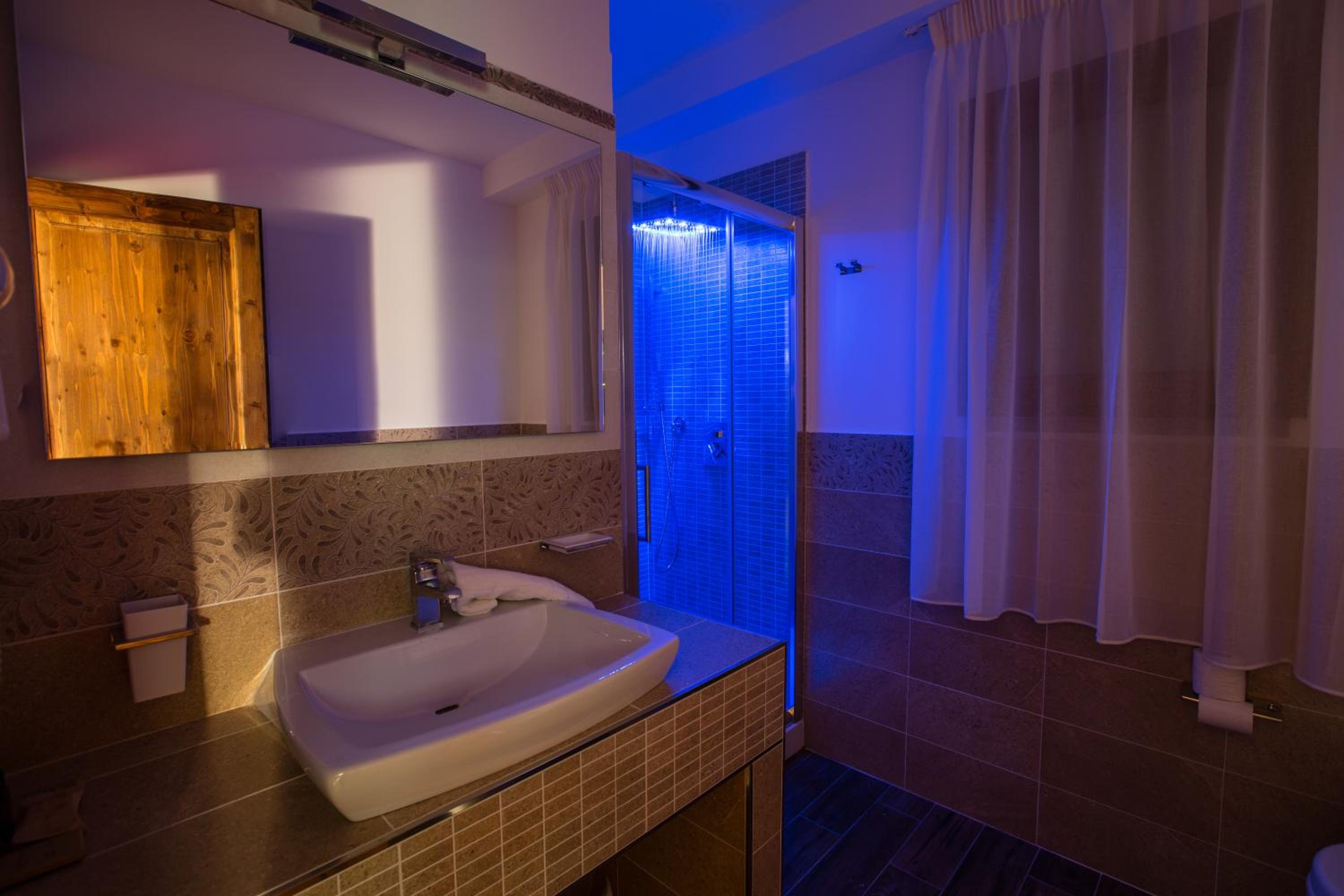 Double or Twin Room - Photo 3