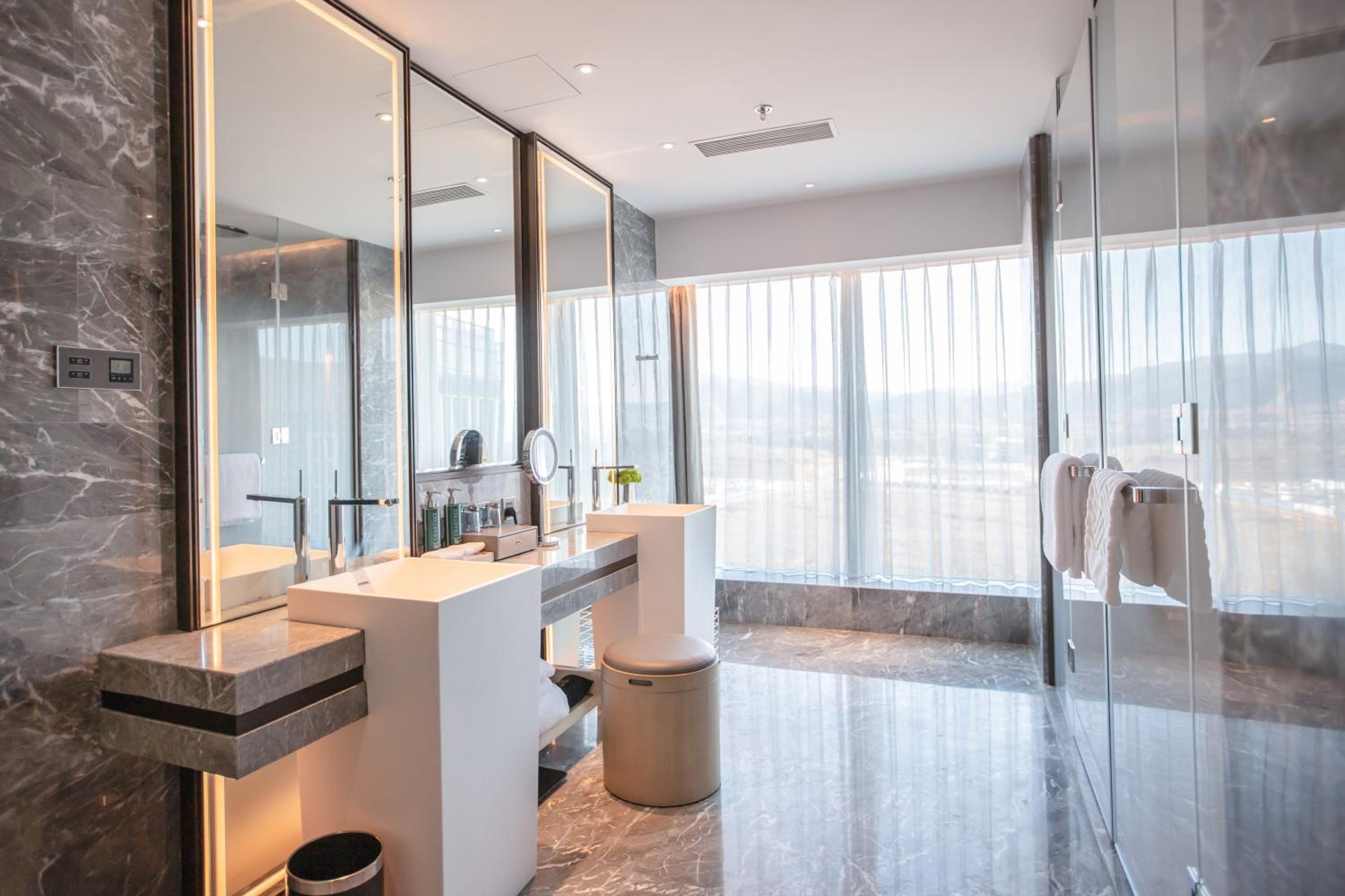 Deluxe King Room - Photo 5