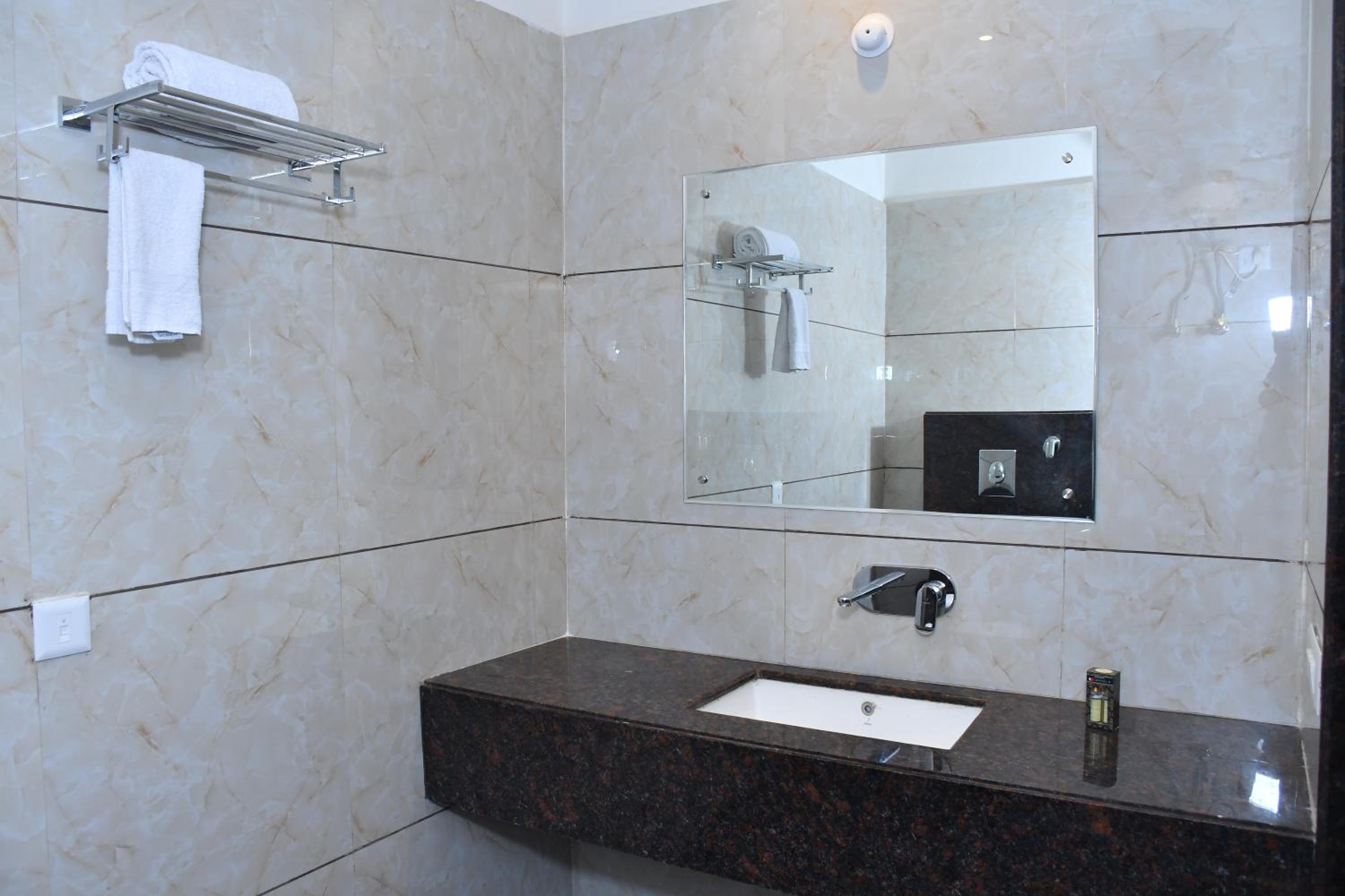 Deluxe Room - Photo 13