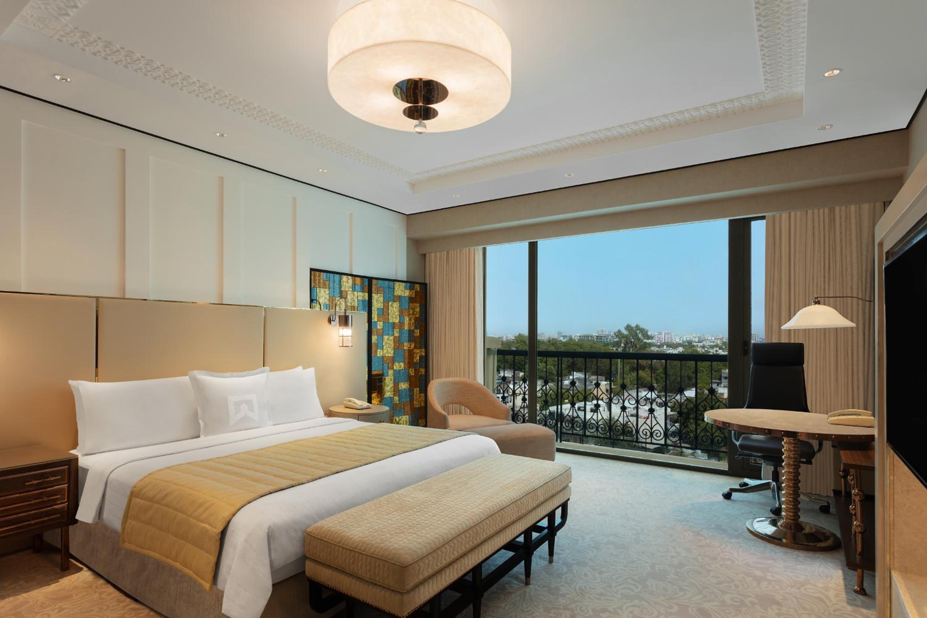 Executive Club Twin Room with City View - Photo 2