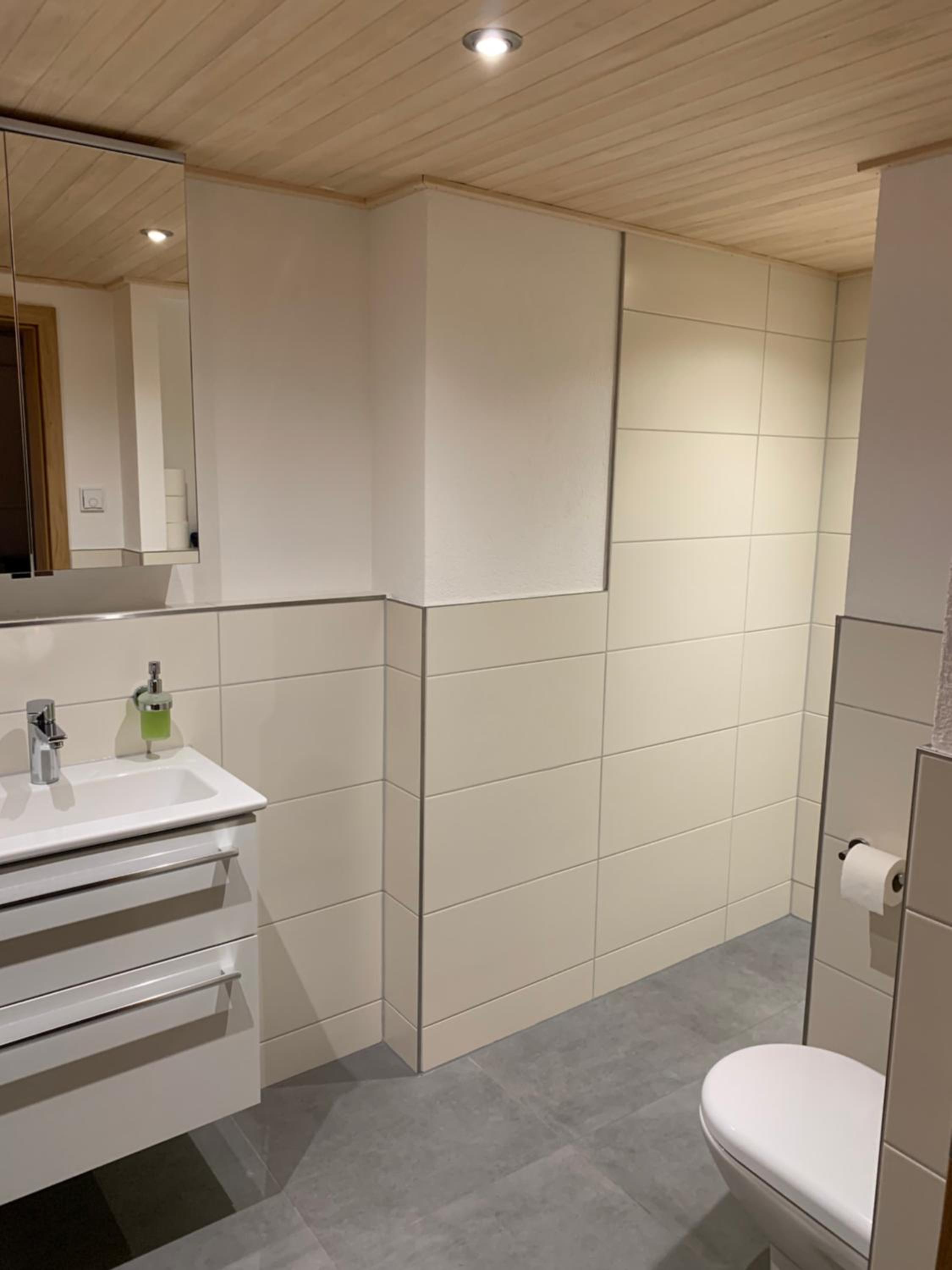 Three-Bedroom Apartment with Shower photo 3