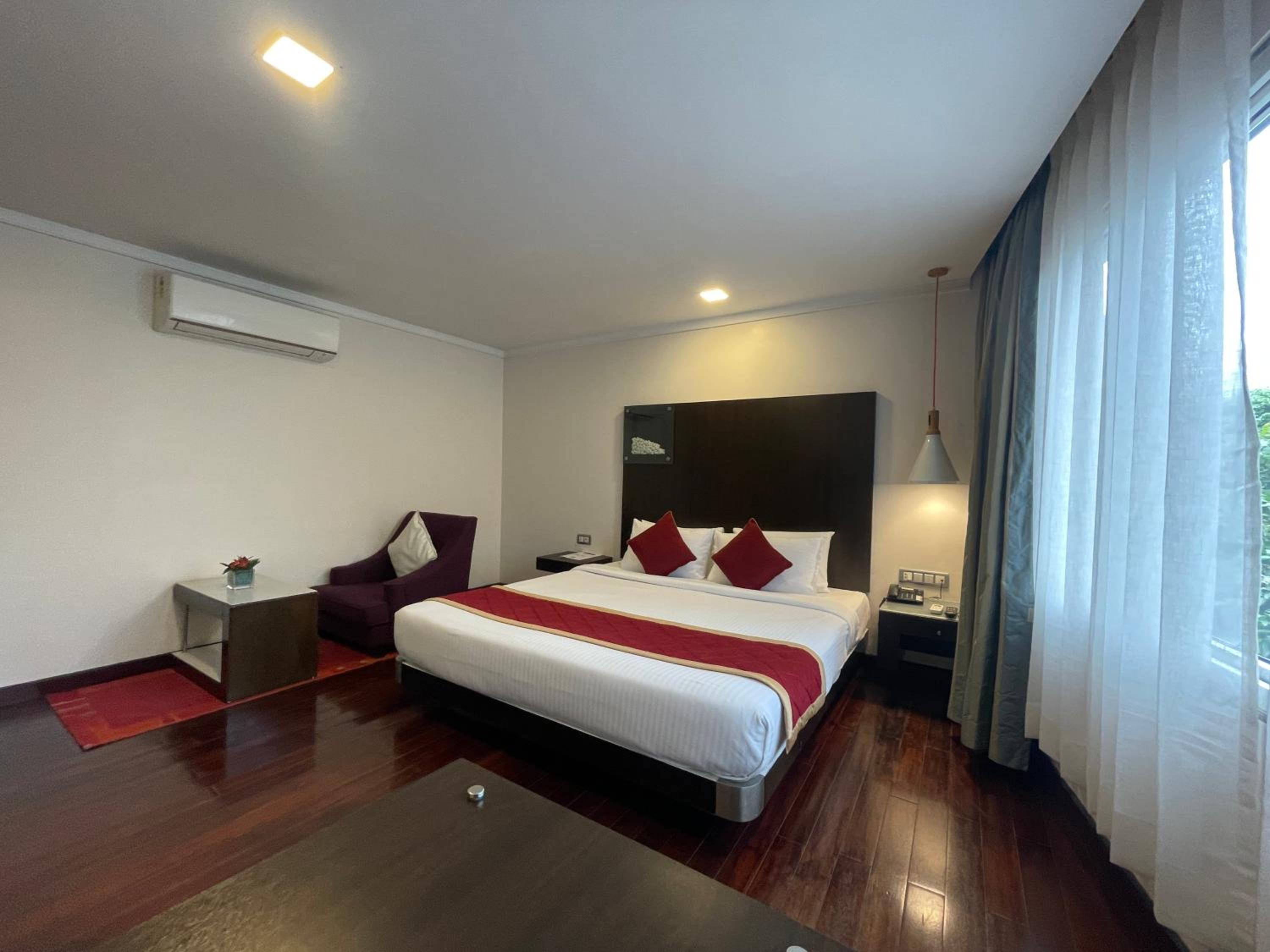 Executive Suite - Photo 3