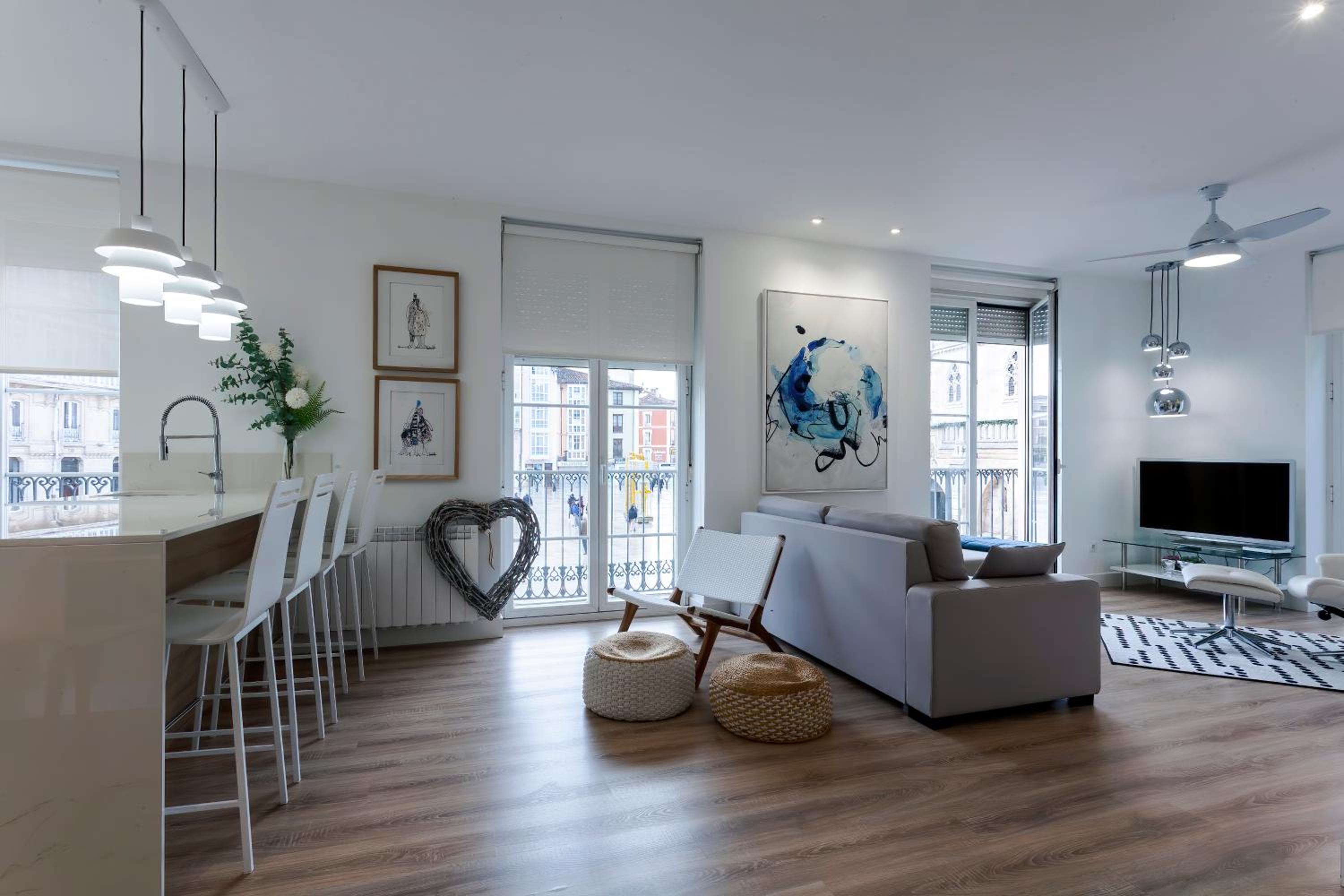 Apartment with Balcony - Photo 6