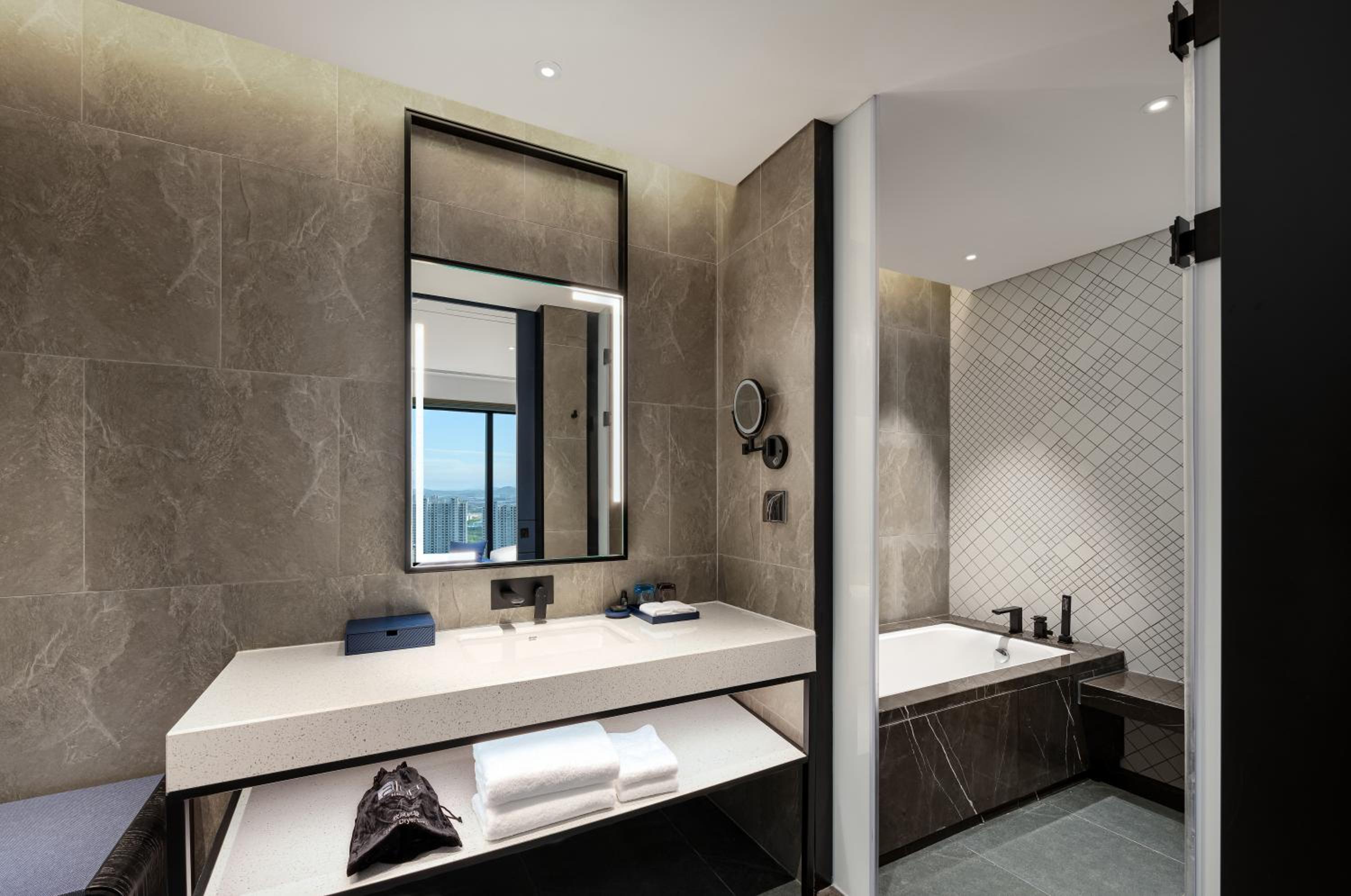 One-Bedroom King Suite with City View - High Floor photo 3